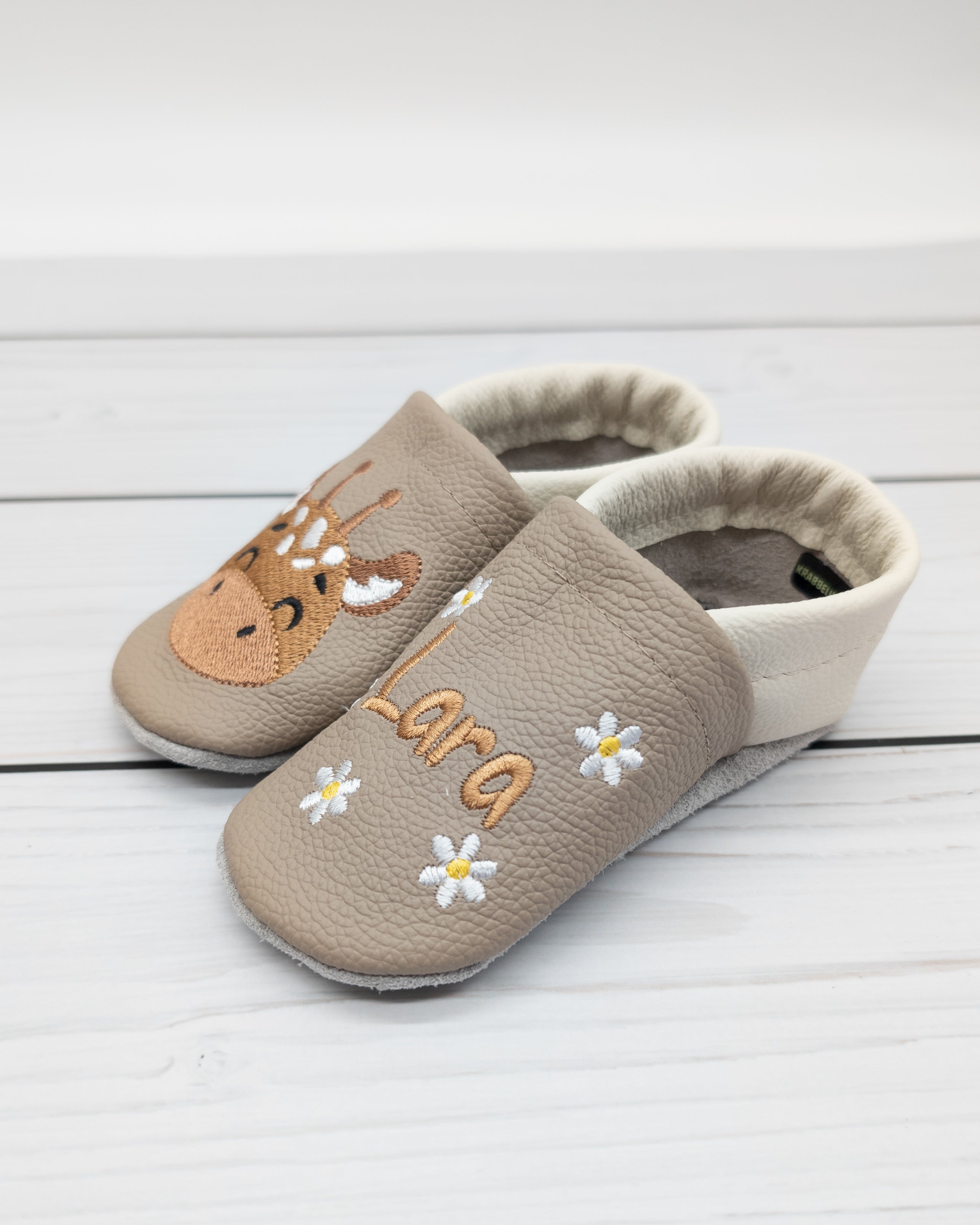 Krabbelschuhe in Camel mit Giraffe und Name bestickt