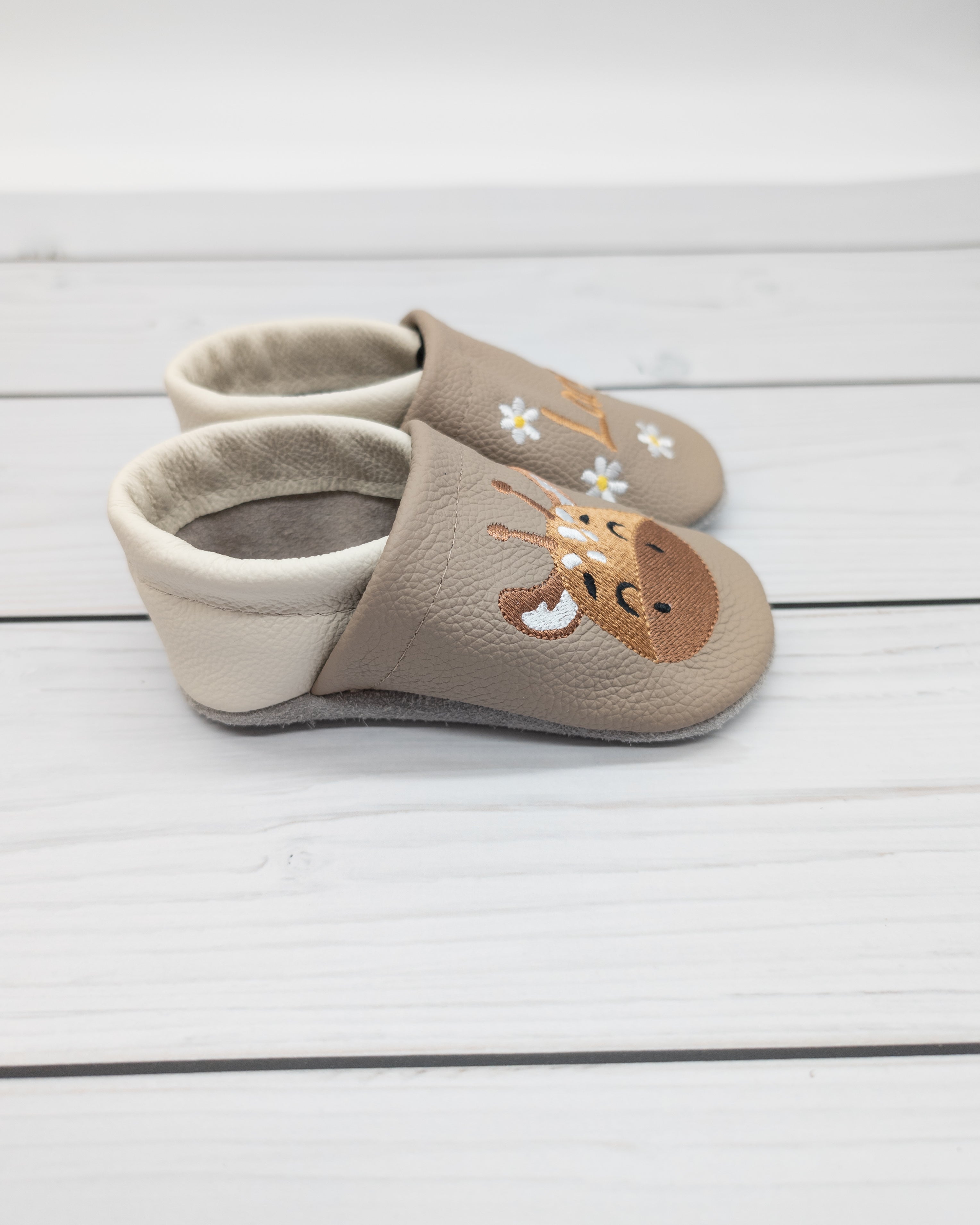 Krabbelschuhe in Camel mit Giraffe und Name bestickt