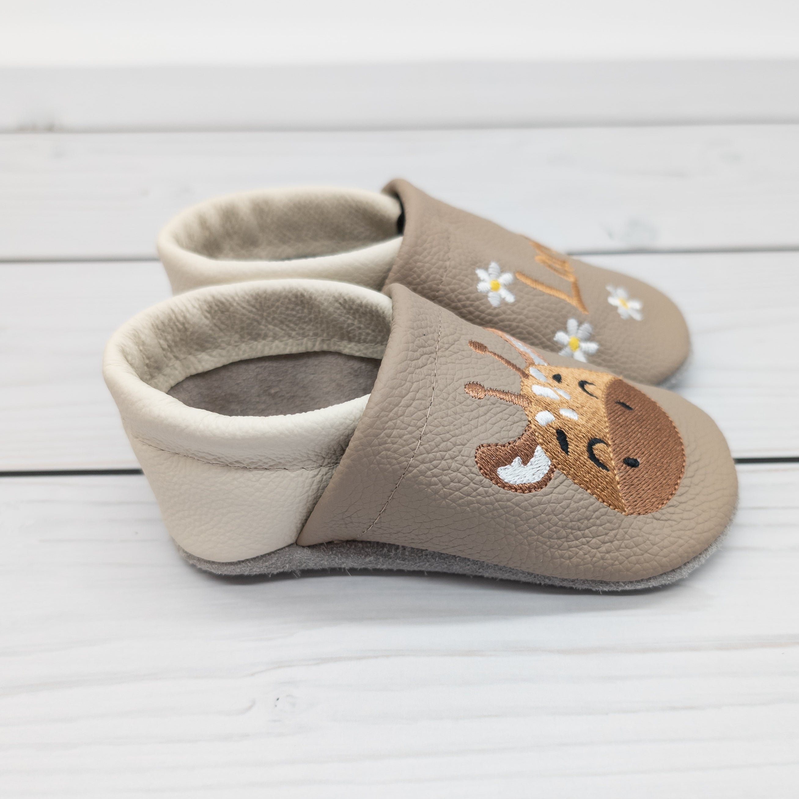 Hausschuhe aus Leder mit Giraffe und Name bestickt. Die Krabbelschuhe werden von Krabbelhelden in Deutschland hergestellt. www.krabbelhelden.de