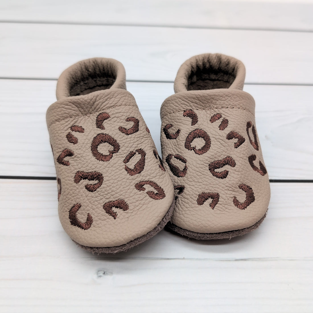 Lederpuschen in camelbraun mit Leoprint aus Echtleder von Krabbelhelden. www.krabbelhelden.de