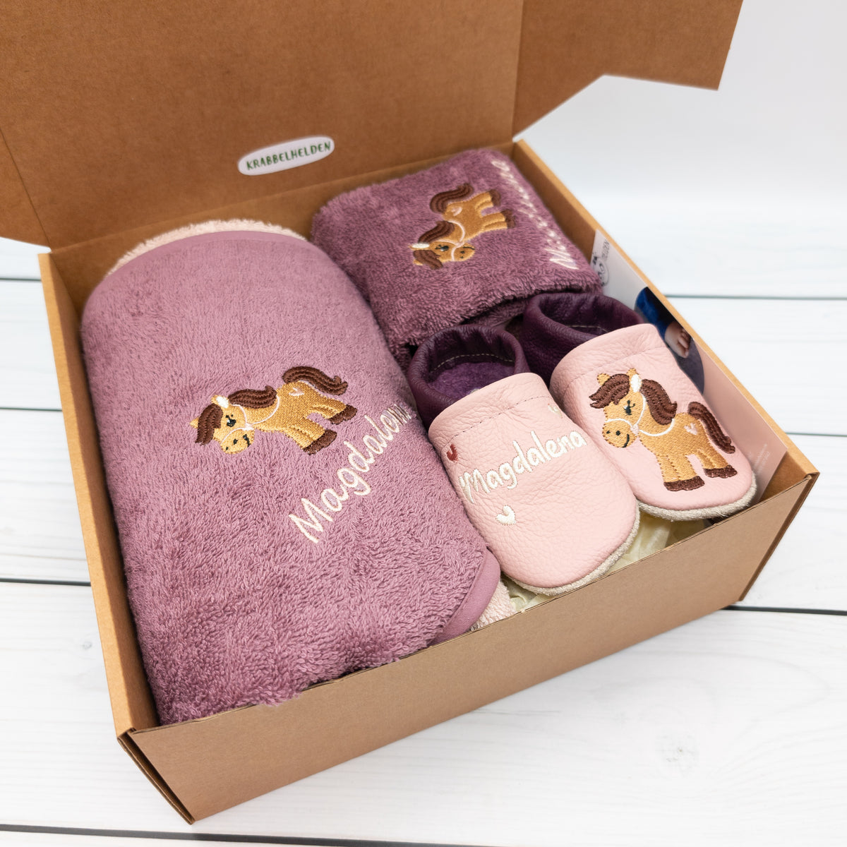 Geschenk-Set Pferd inkl. Verpackung - Kapuzenhandtuch, Lätzchen und Krabbelschuhe mit Namen