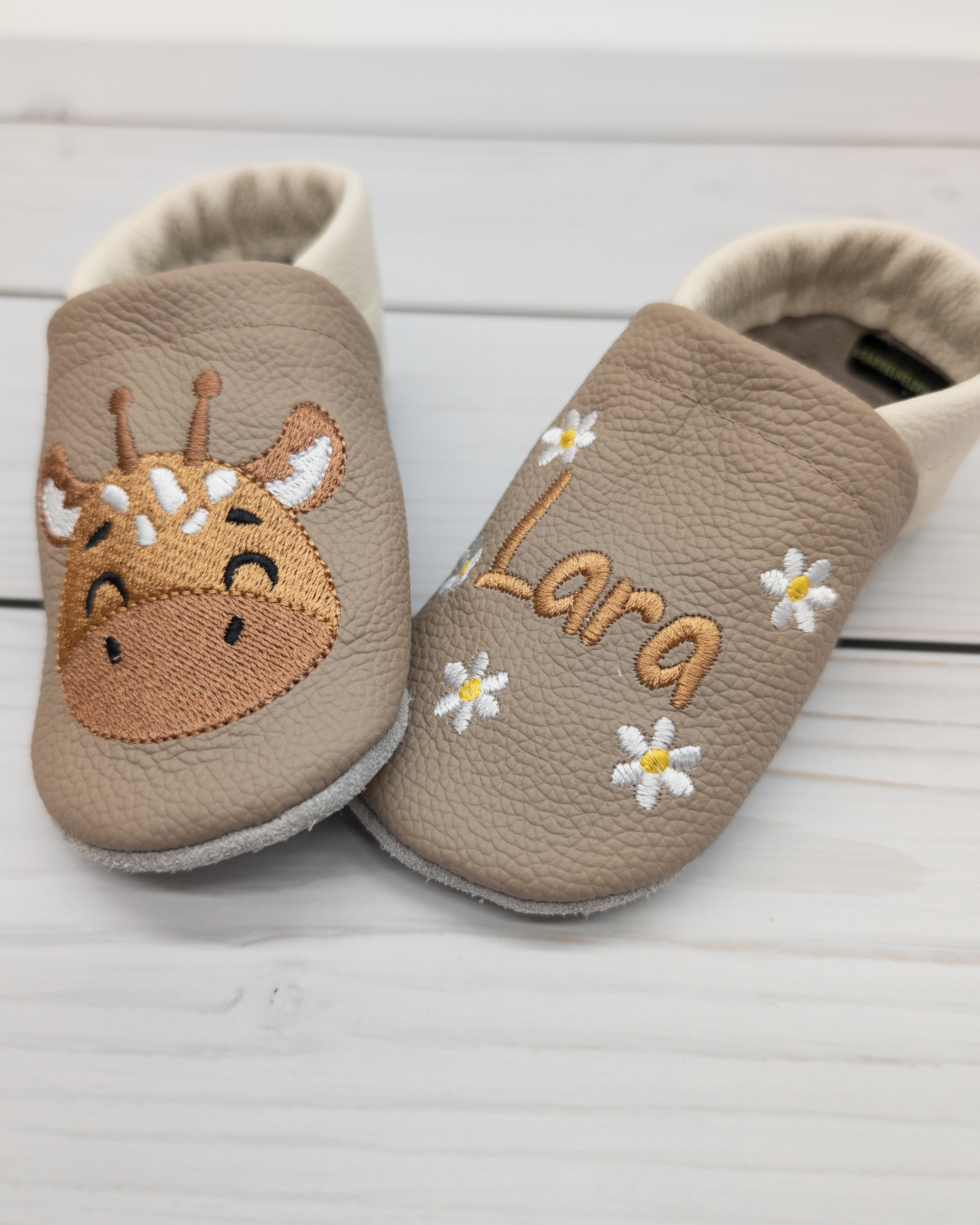 Krabbelschuhe in Camel mit Giraffe und Name bestickt