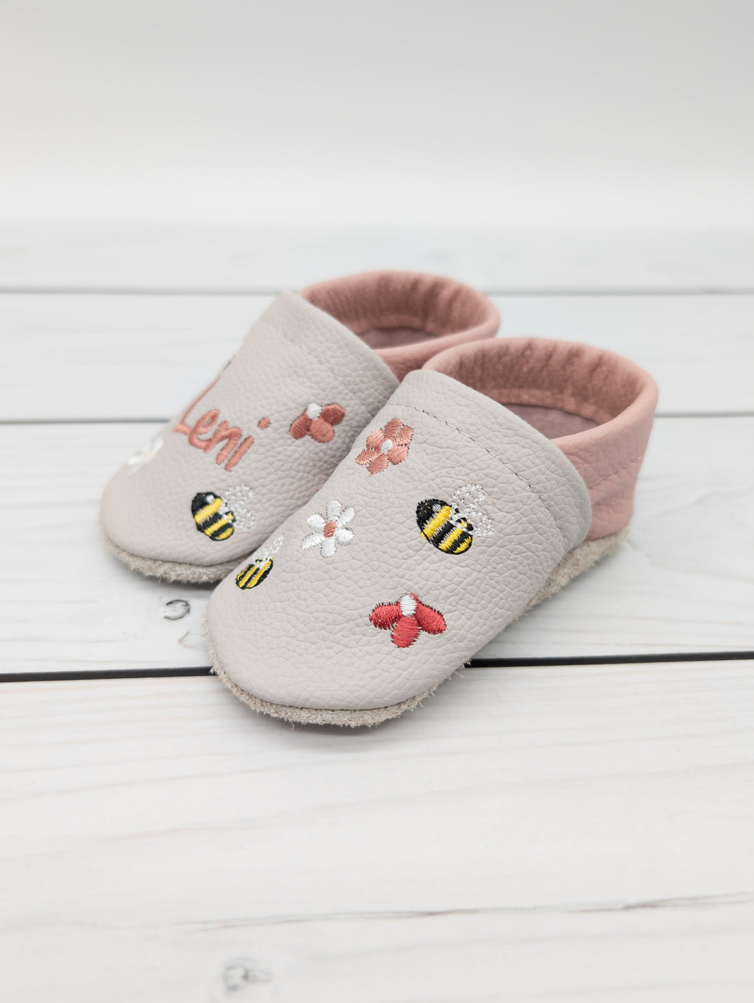 Krabbelschuhe in hellgrau mit Blumen und Bienen mit Namen bestickt aus Echtleder