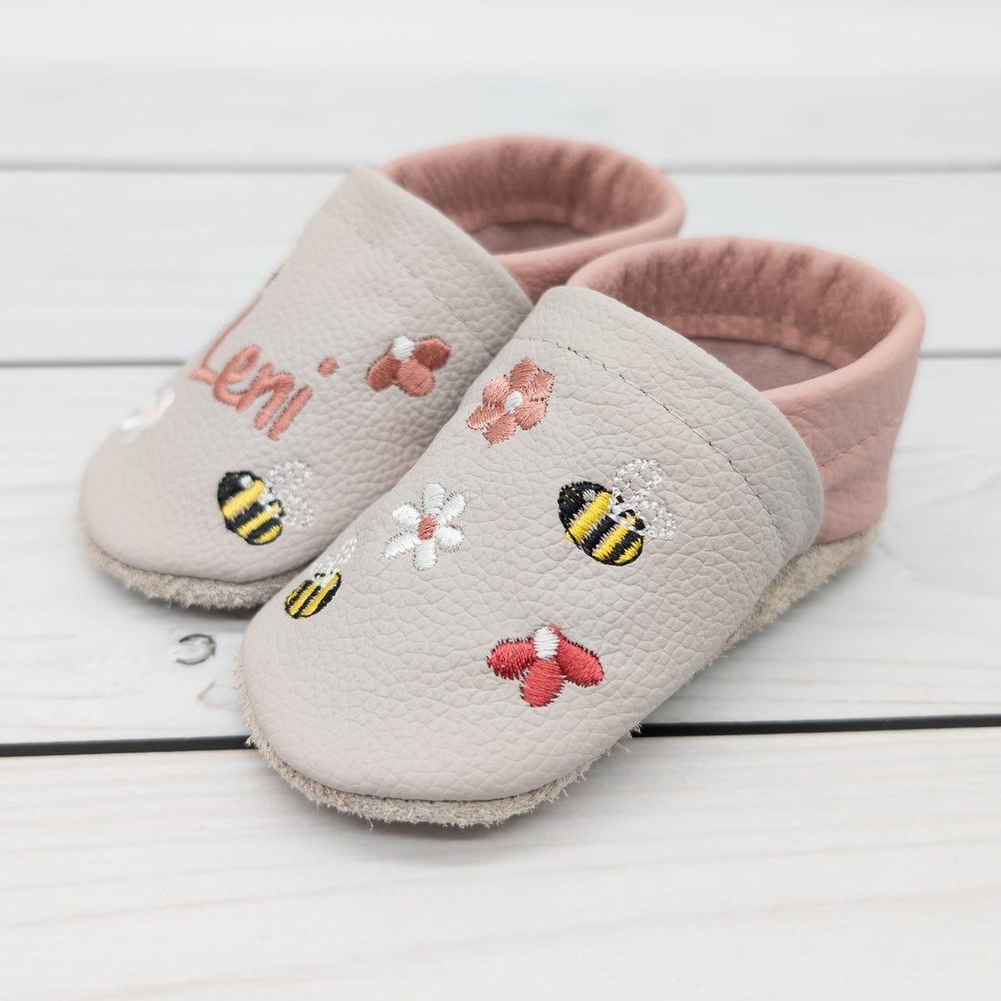 Krabbelschuhe mit Blumen und Bienen