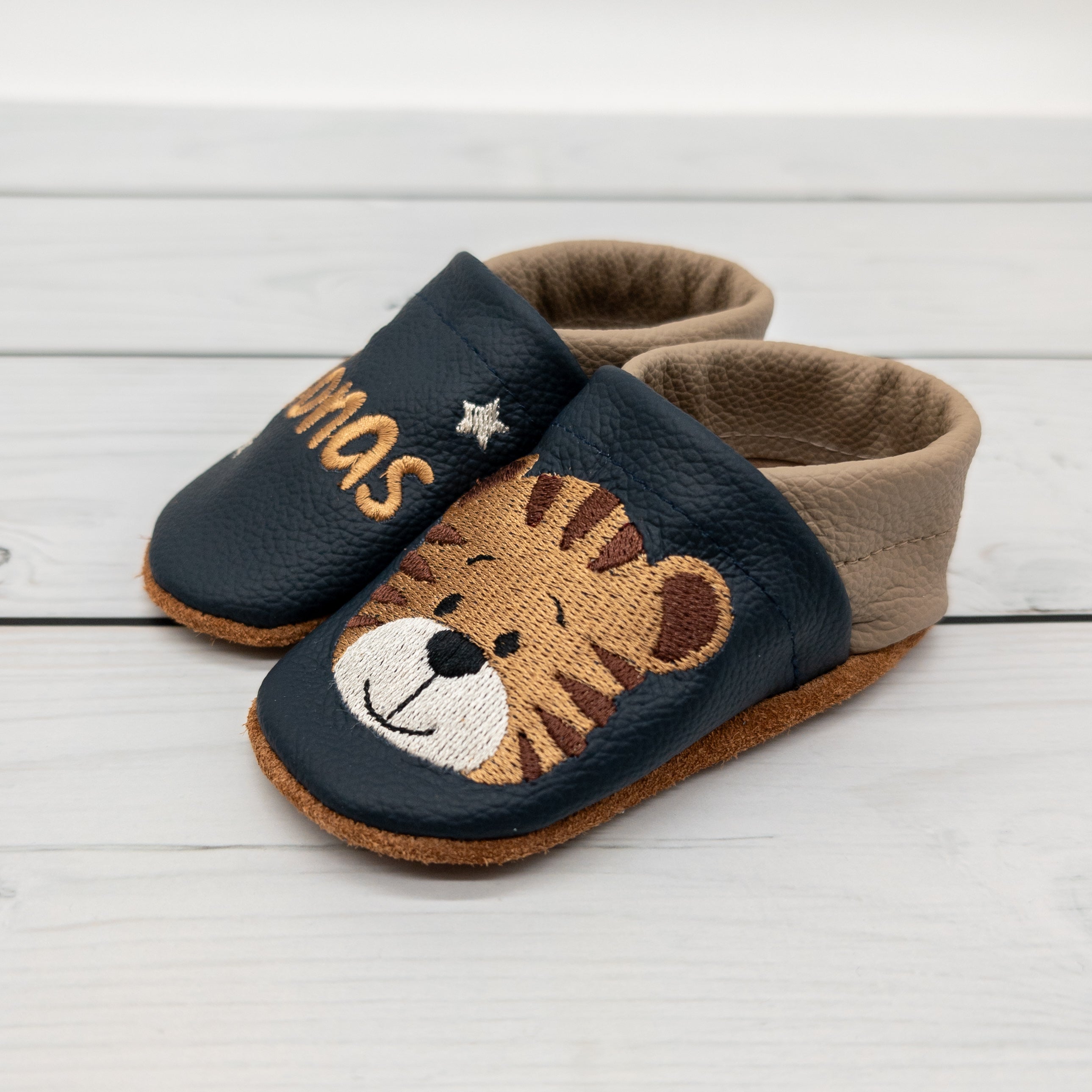 Hausschuhe mit Tiger in dunkelblau und camel - die perfekten Begleiter für zu Hause und die Kita