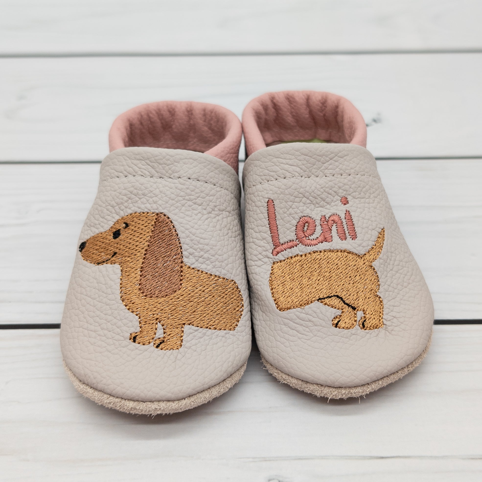 Krabbelschuhe mit Dackel und Name bestickt in verschiedenen Farben wählbar