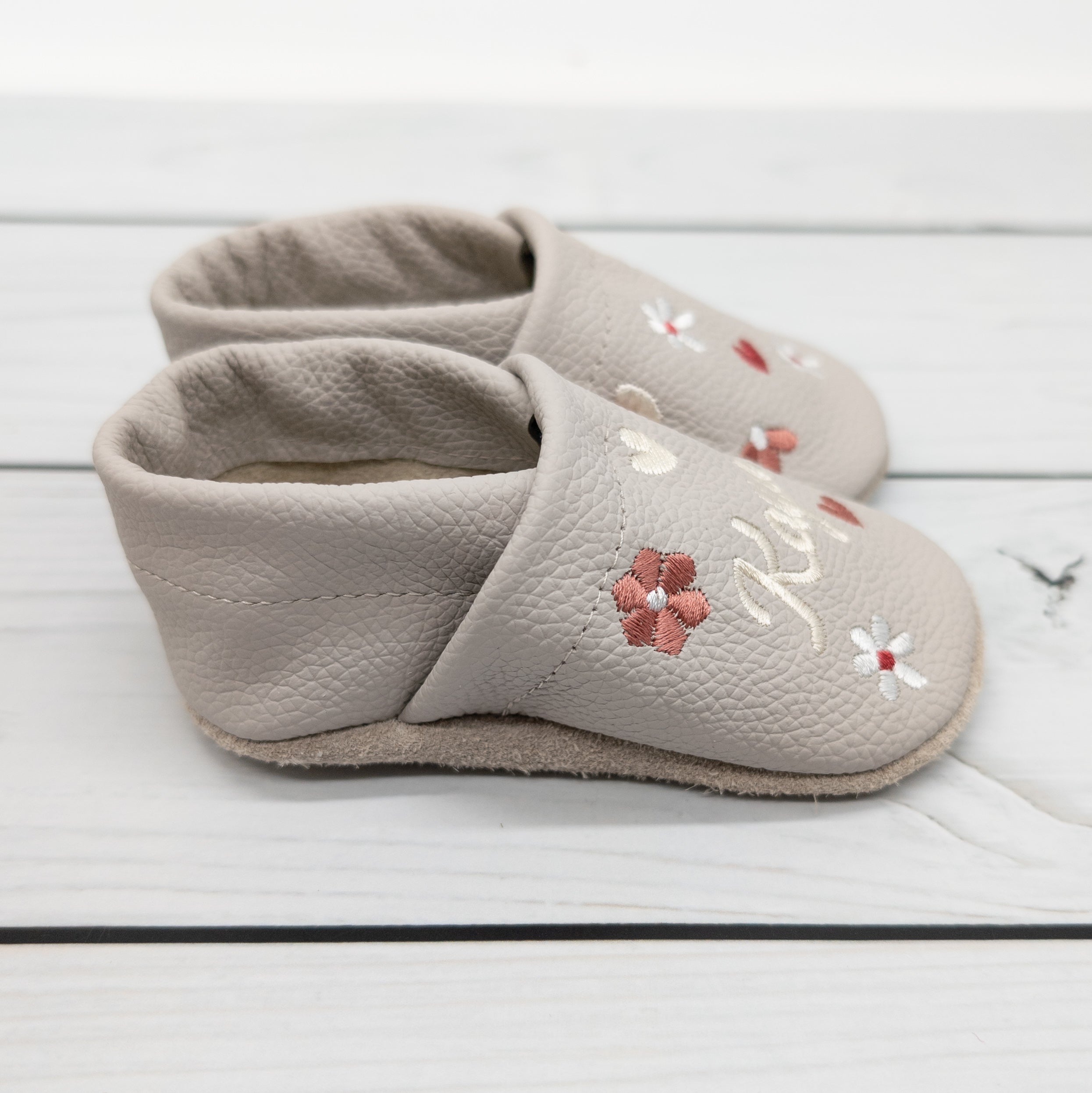 Krabbelschuhe in hellgrau mit bunten Blumen und Namen bestickt aus Echtleder