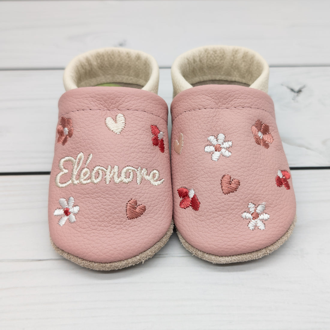 Krabbelschuhe in hellgrau mit bunten Blumen und Namen bestickt aus Echtleder