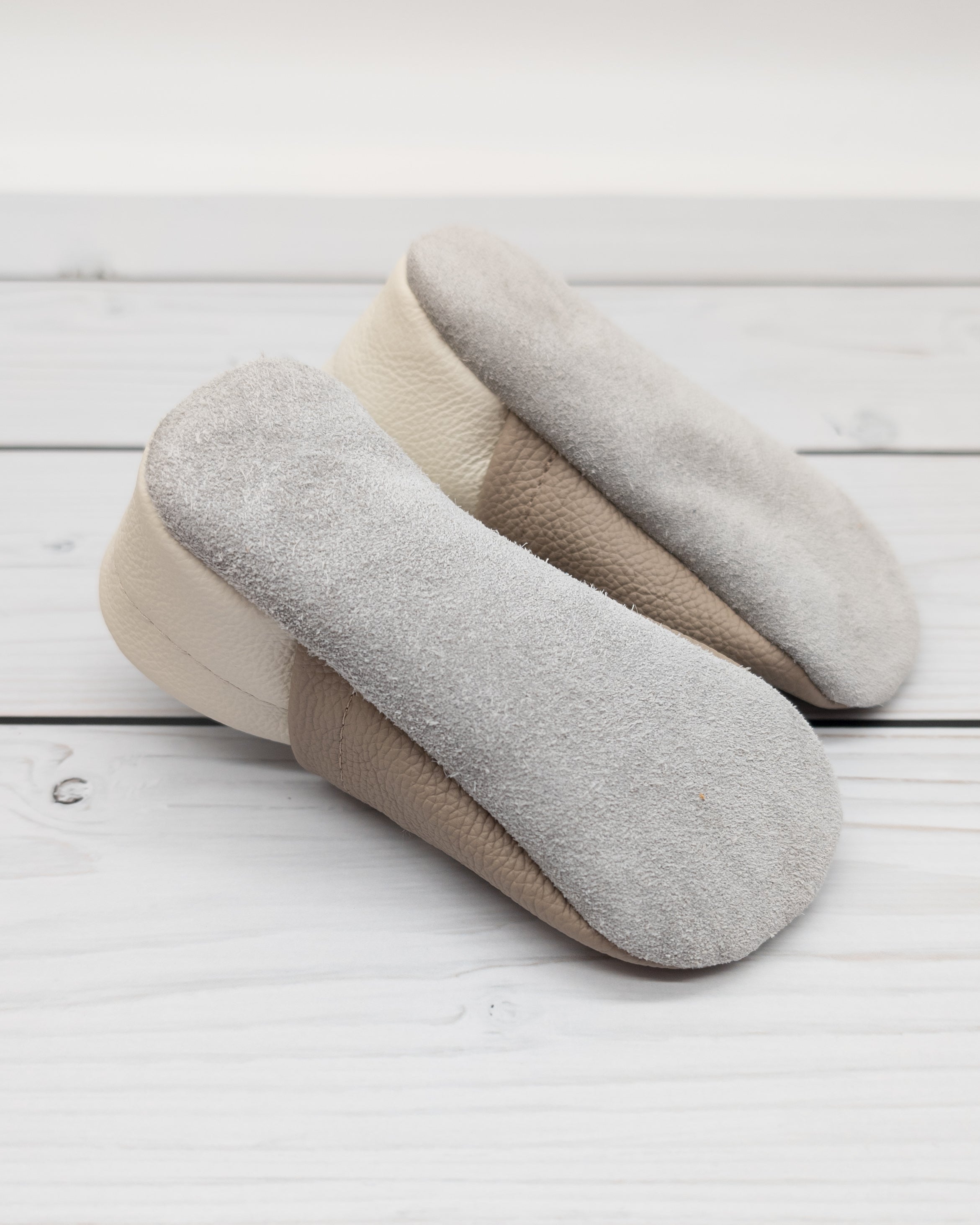 Krabbelschuhe in Camel mit Giraffe und Name bestickt