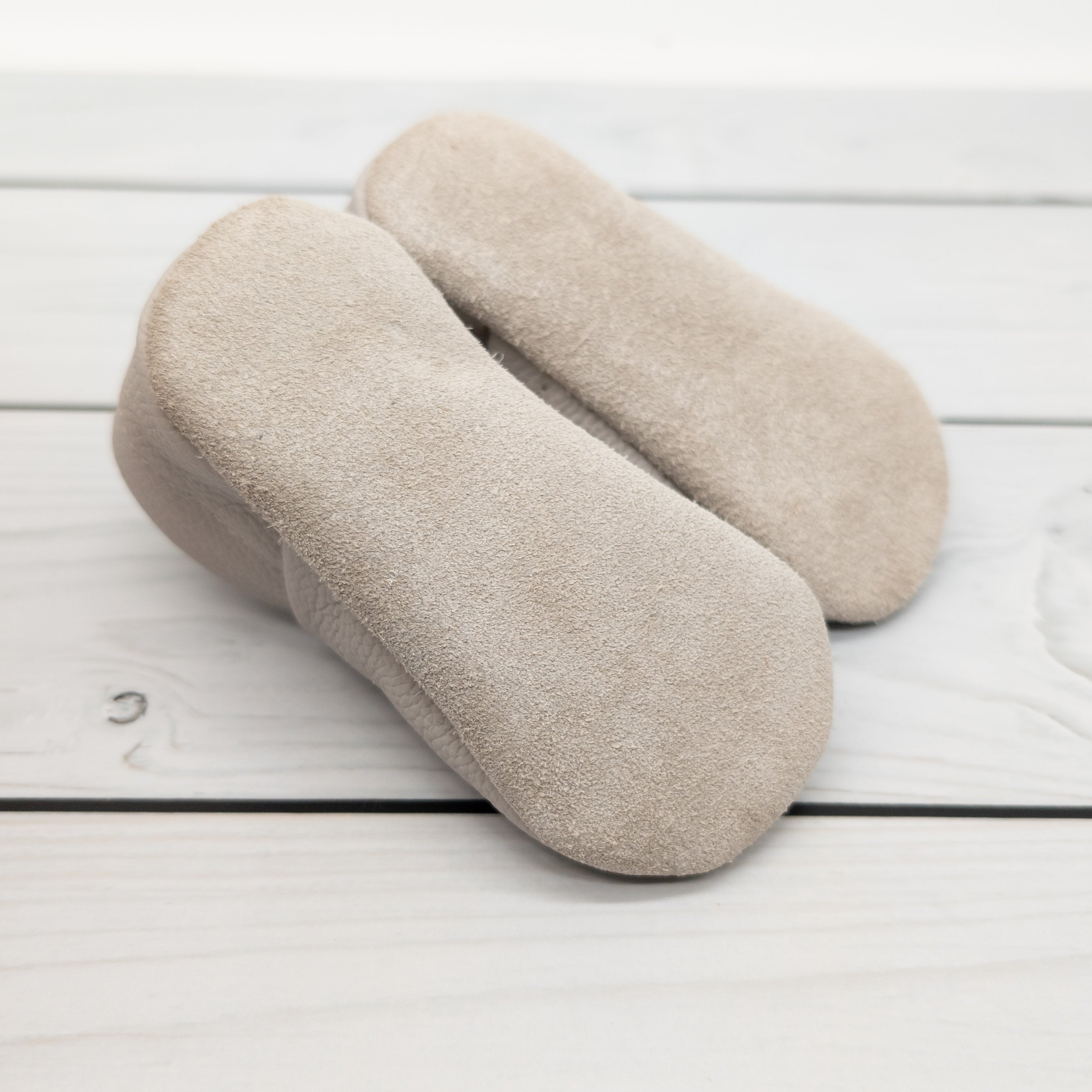 Krabbelschuhe in hellgrau mit bunten Blumen und Namen bestickt aus Echtleder