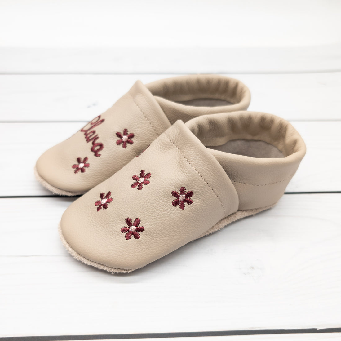 Krabbelschuhe in Camel mit Blumen und Namen bestickt aus Echtleder