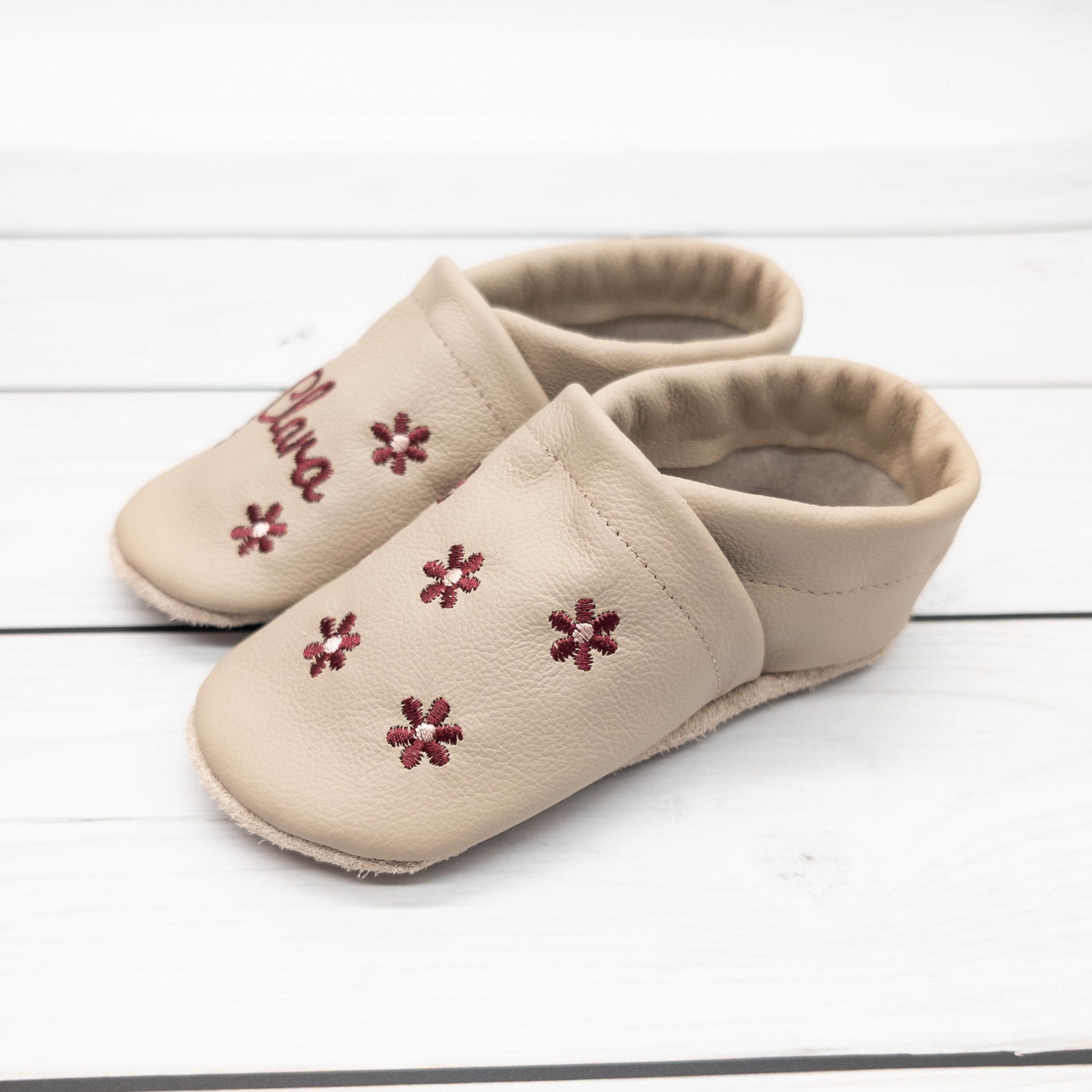 Krabbelschuhe in Camel mit Blumen und Namen bestickt aus Echtleder