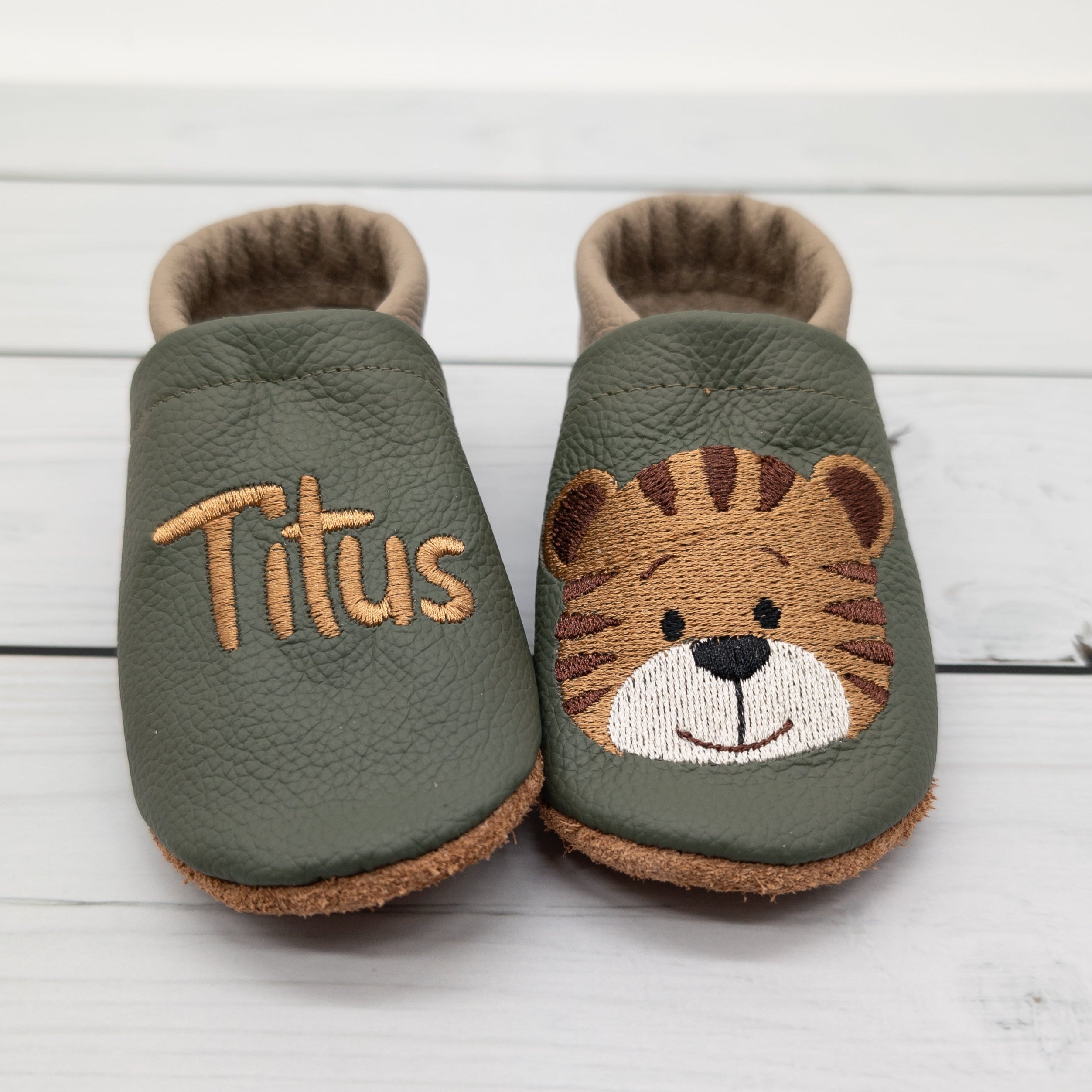 Hausschuhe mit Tiger in dunkelblau und camel - die perfekten Begleiter für zu Hause und die Kita