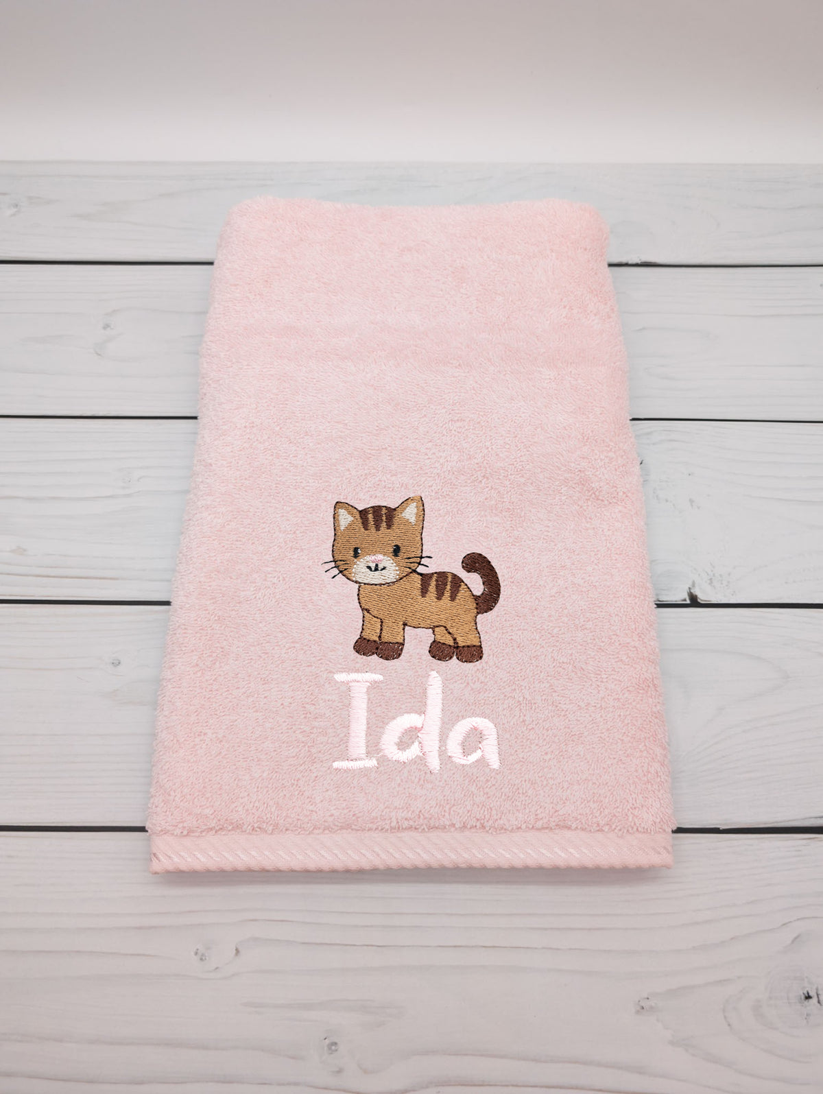 Handtuch mit Katze und Name bestickt
