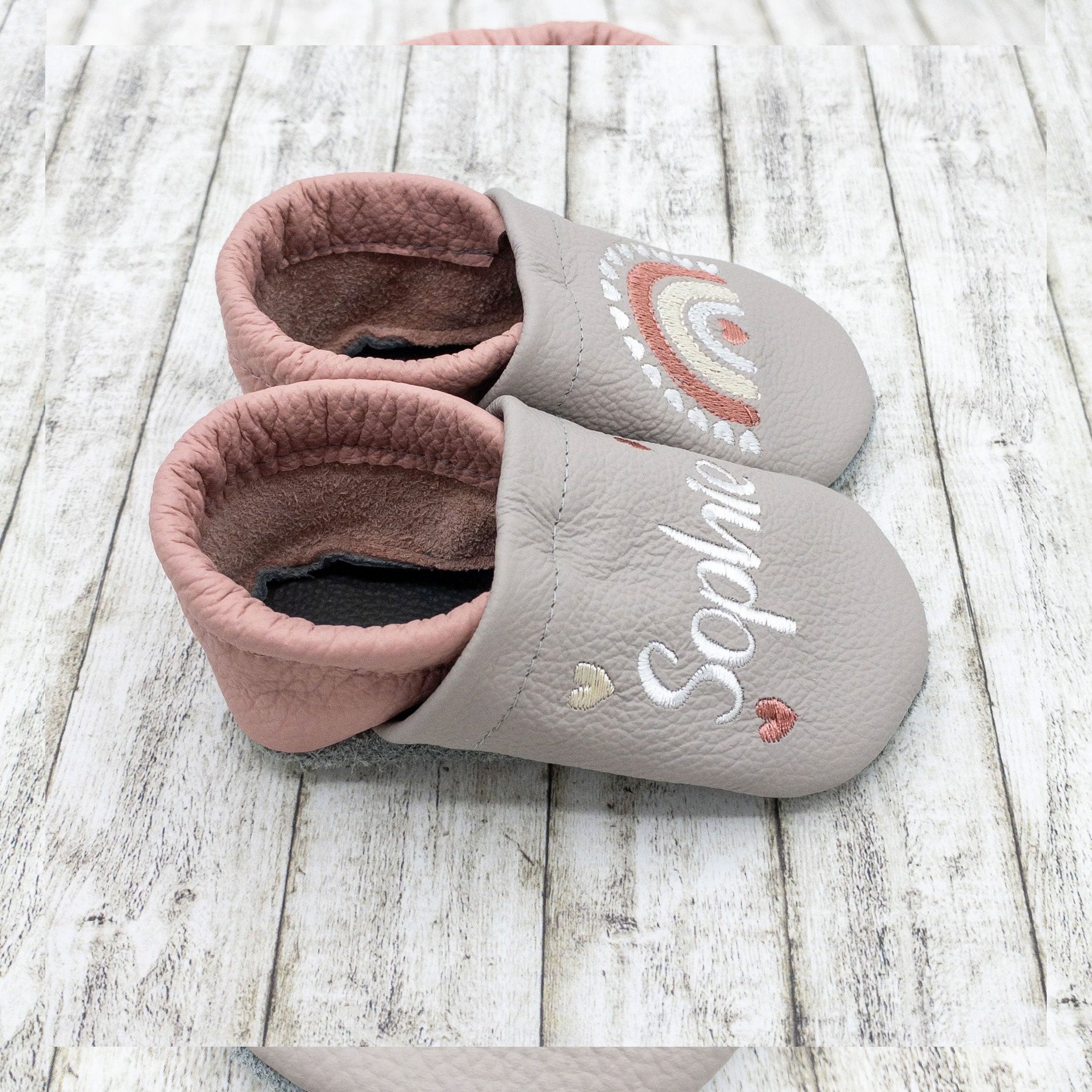 Krabbelschuhe mit Regenbogen aus Herzen und Name personalisiert Lederpuschen aus Echtleder