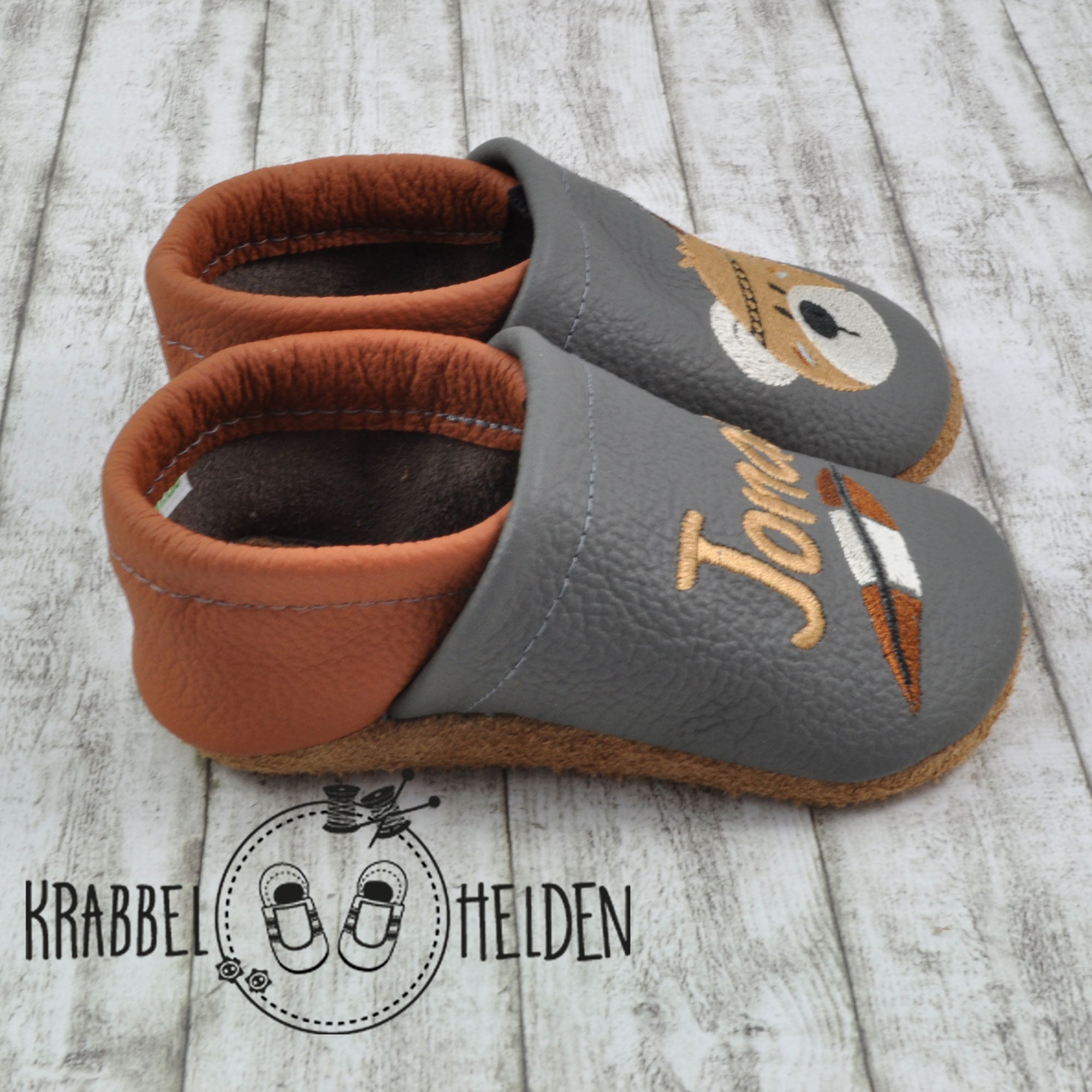Krabbelschuhe mit Bär und Name bestickt