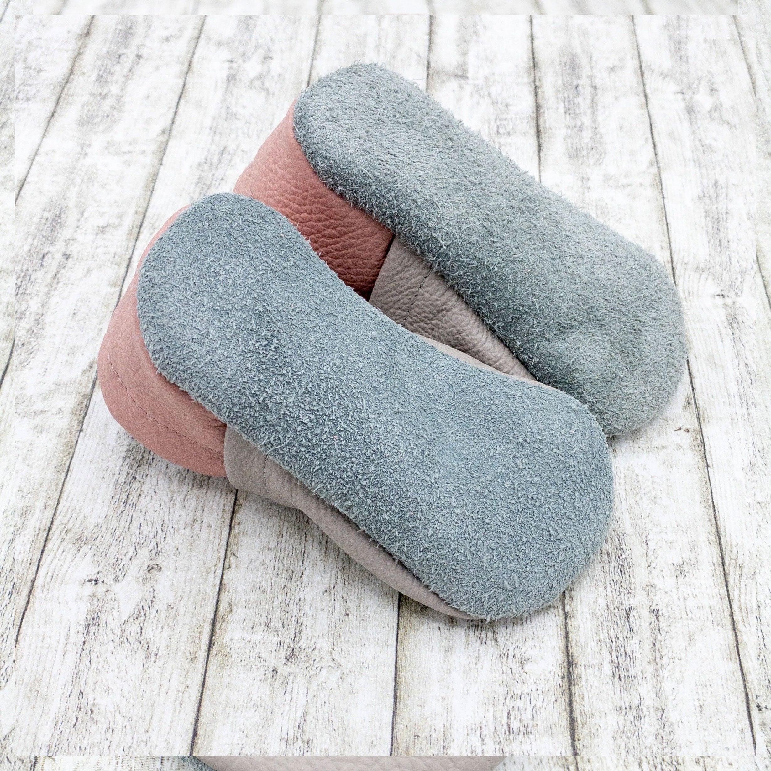 Krabbelschuhe mit Regenbogen aus Herzen und Name personalisiert Lederpuschen aus Echtleder