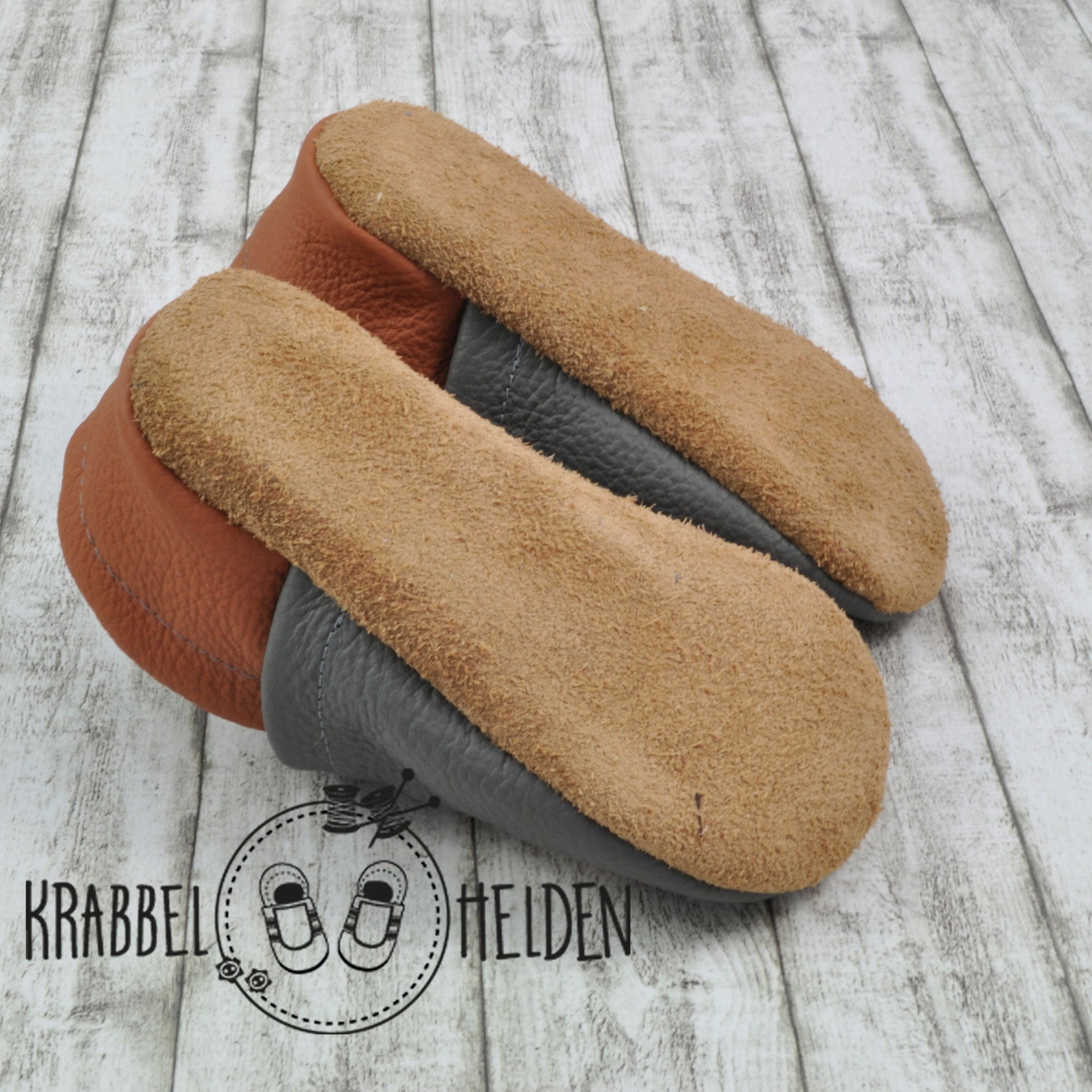 Krabbelschuhe mit Bär und Name bestickt