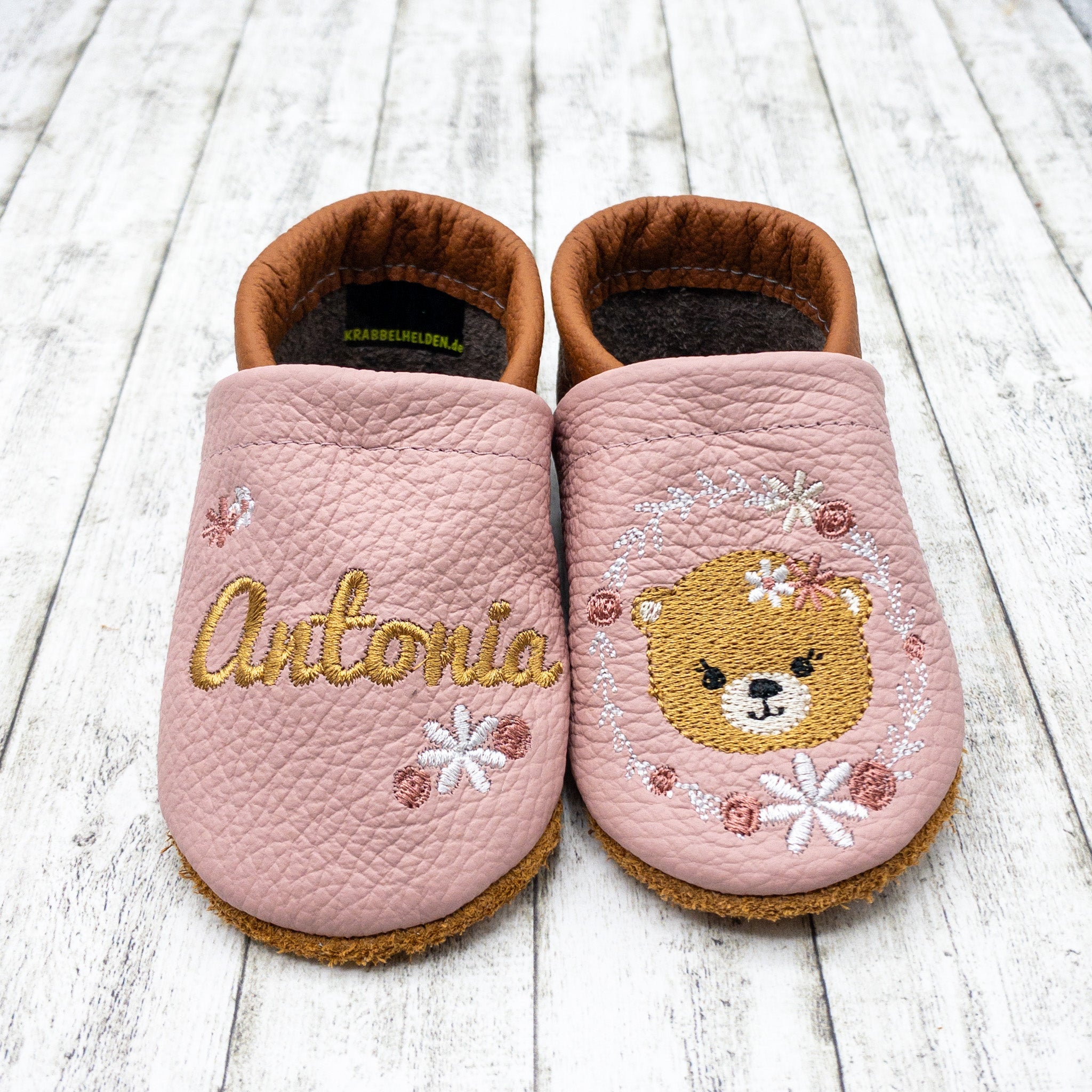 Krabbelschuhe mit Bär im Blumenkranz und Personalisierung aus Echtleder