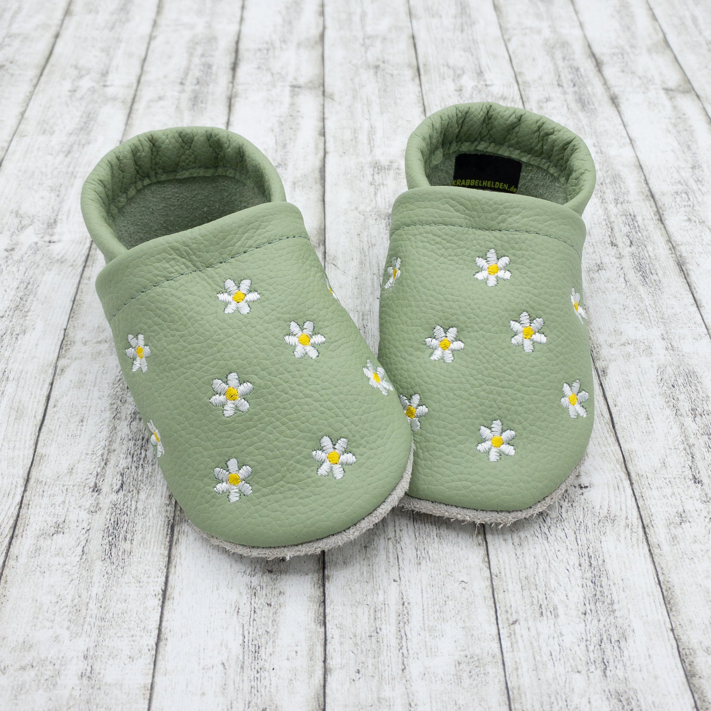 Personalisierte Krabbelschuhe mit Blumen in dustygreen und Namen