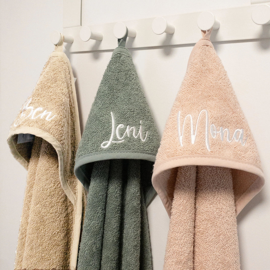 Kapuzenhandtuch bestickt mit Name - 3 Farben 100x100cm personalisiert