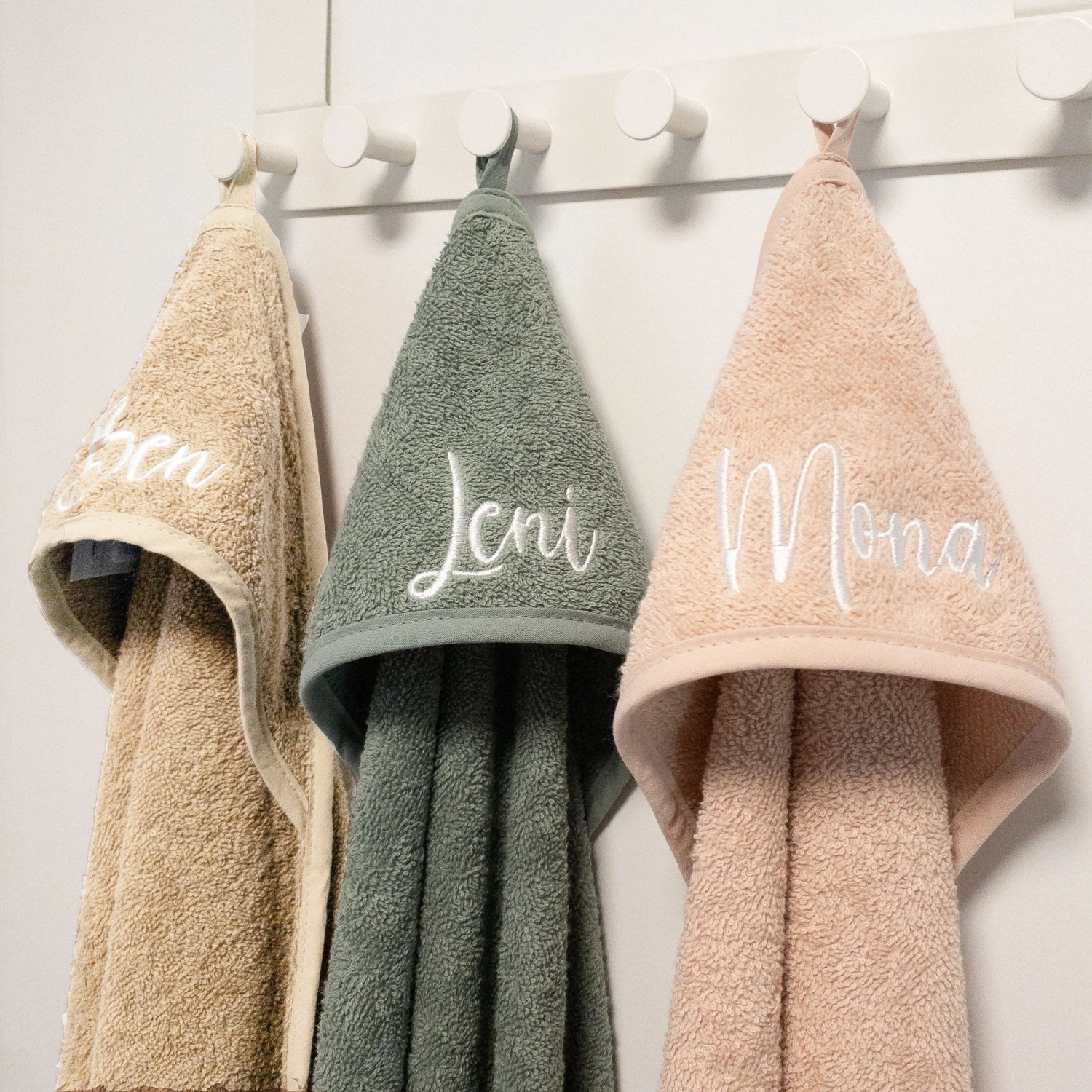 Kapuzenhandtuch bestickt mit Name - 3 Farben  100x100cm personalisiert