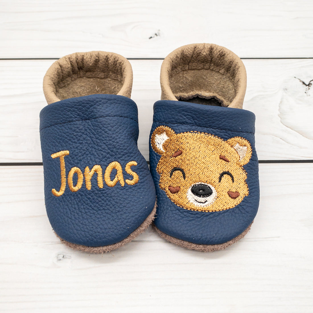 Personalisierte Krabbelschuhe mit Bär - individuell mit Namen bestickt