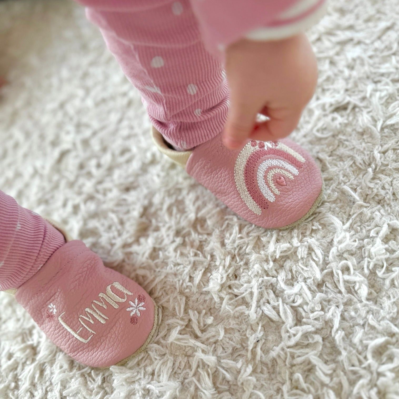 Krabbelschuhe mit Regenbogen mit Blumen bestickt aus Echtleder - Lederpuschen mit Namen