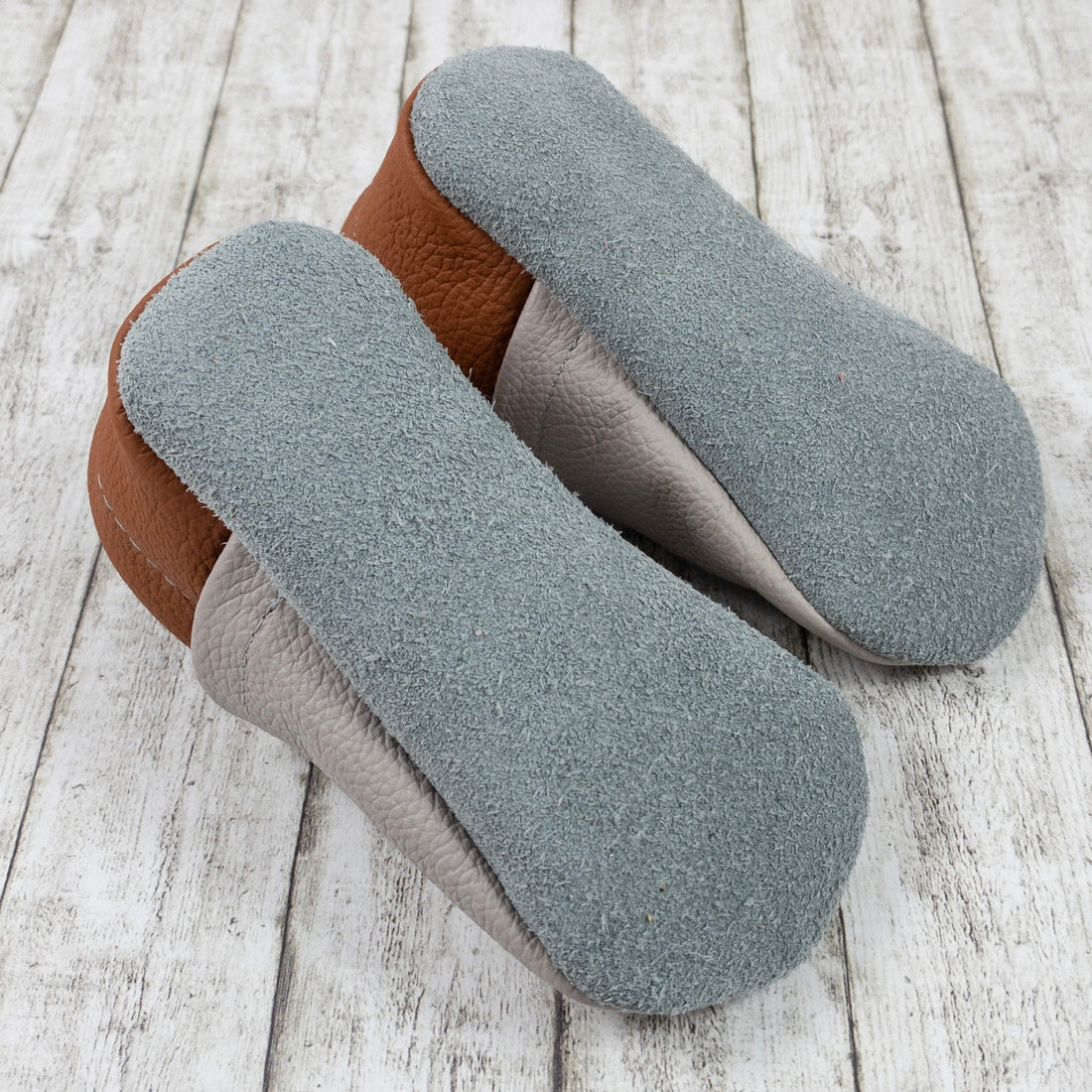 Krabbelschuhe in hellgrau  mit Löwe und Name bestickt