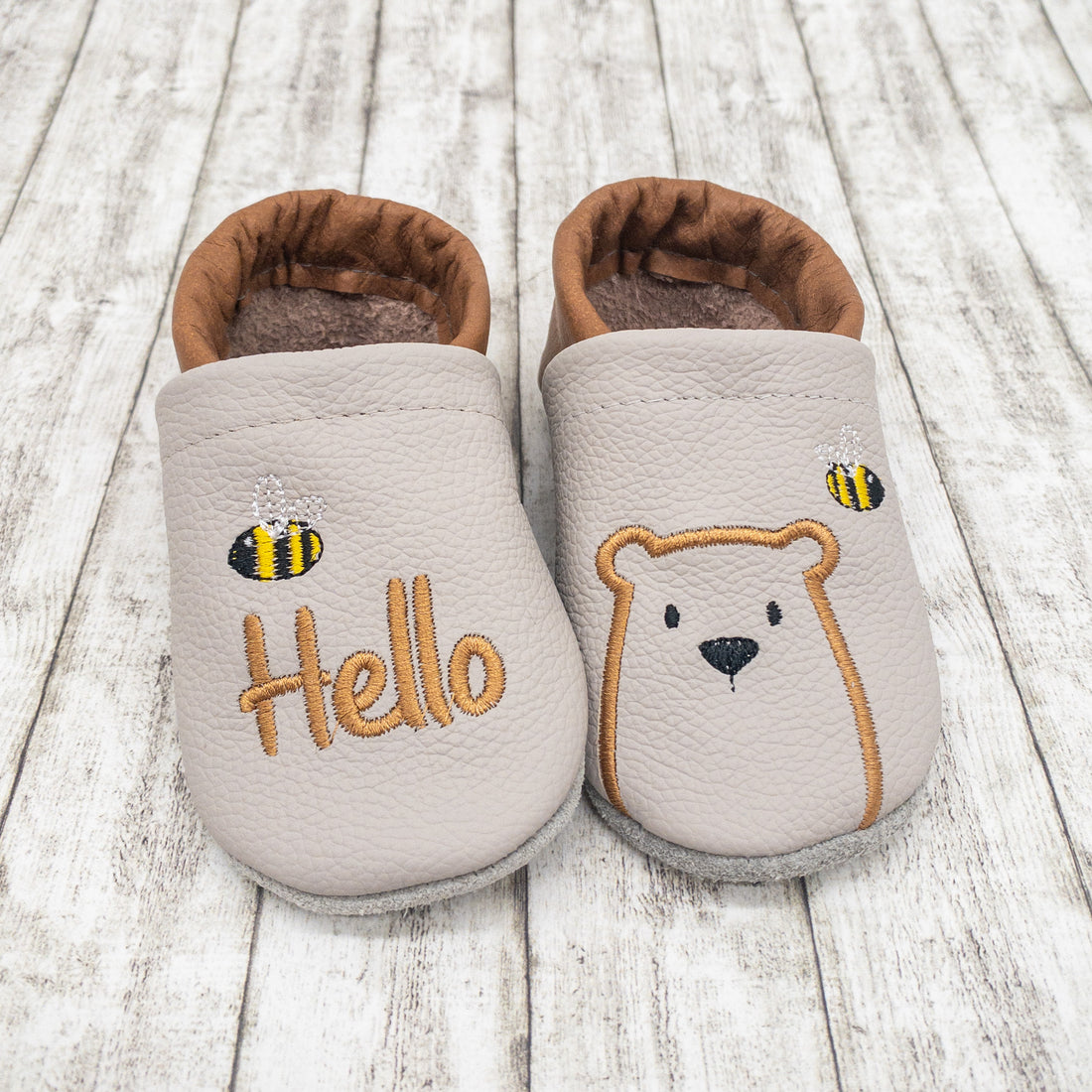 Personalisierte Krabbelschuhe mit Bär und Biene - individuell mit Namen bestickt