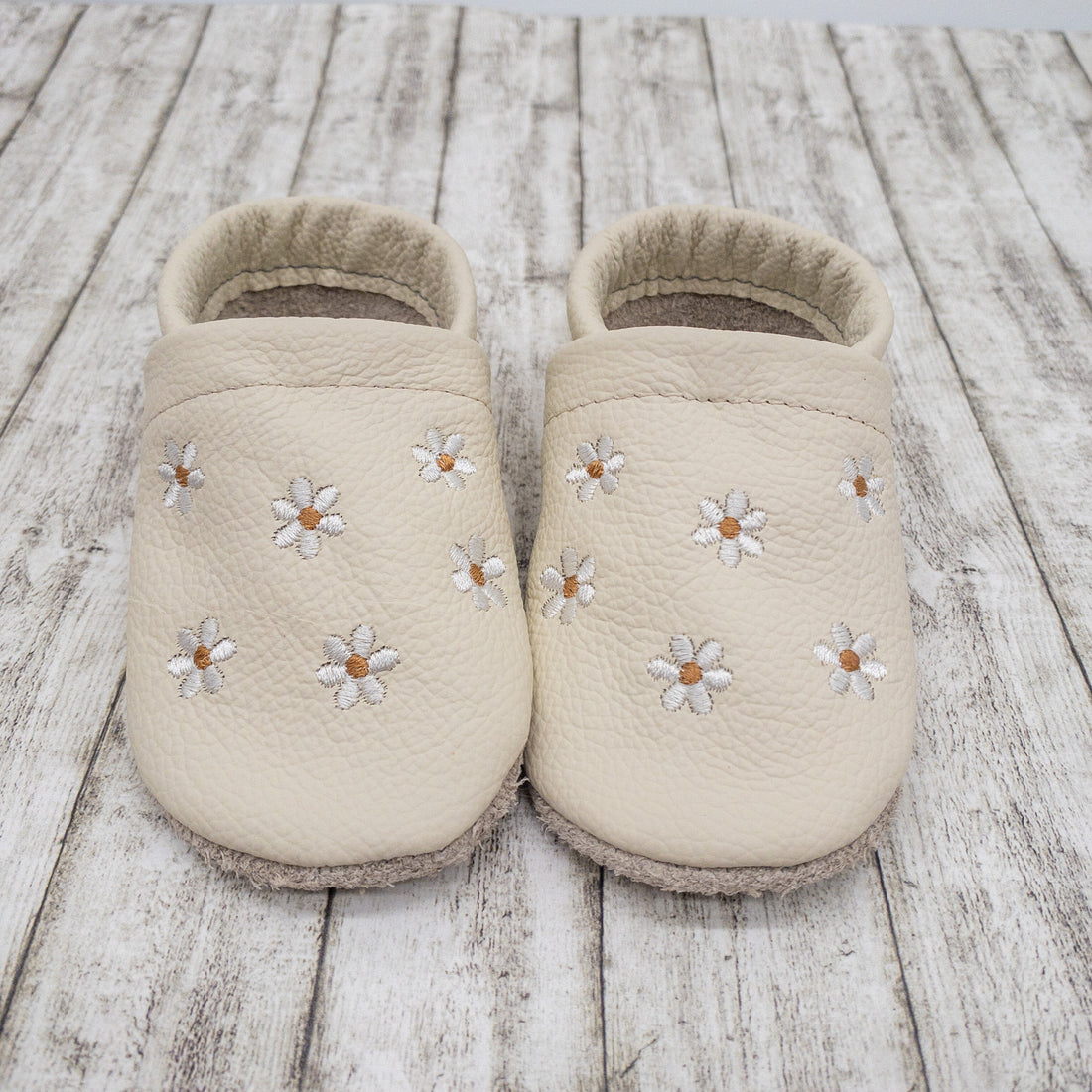 Krabbelschuhe in creme mit Blumen und Namen bestickt aus Echtleder