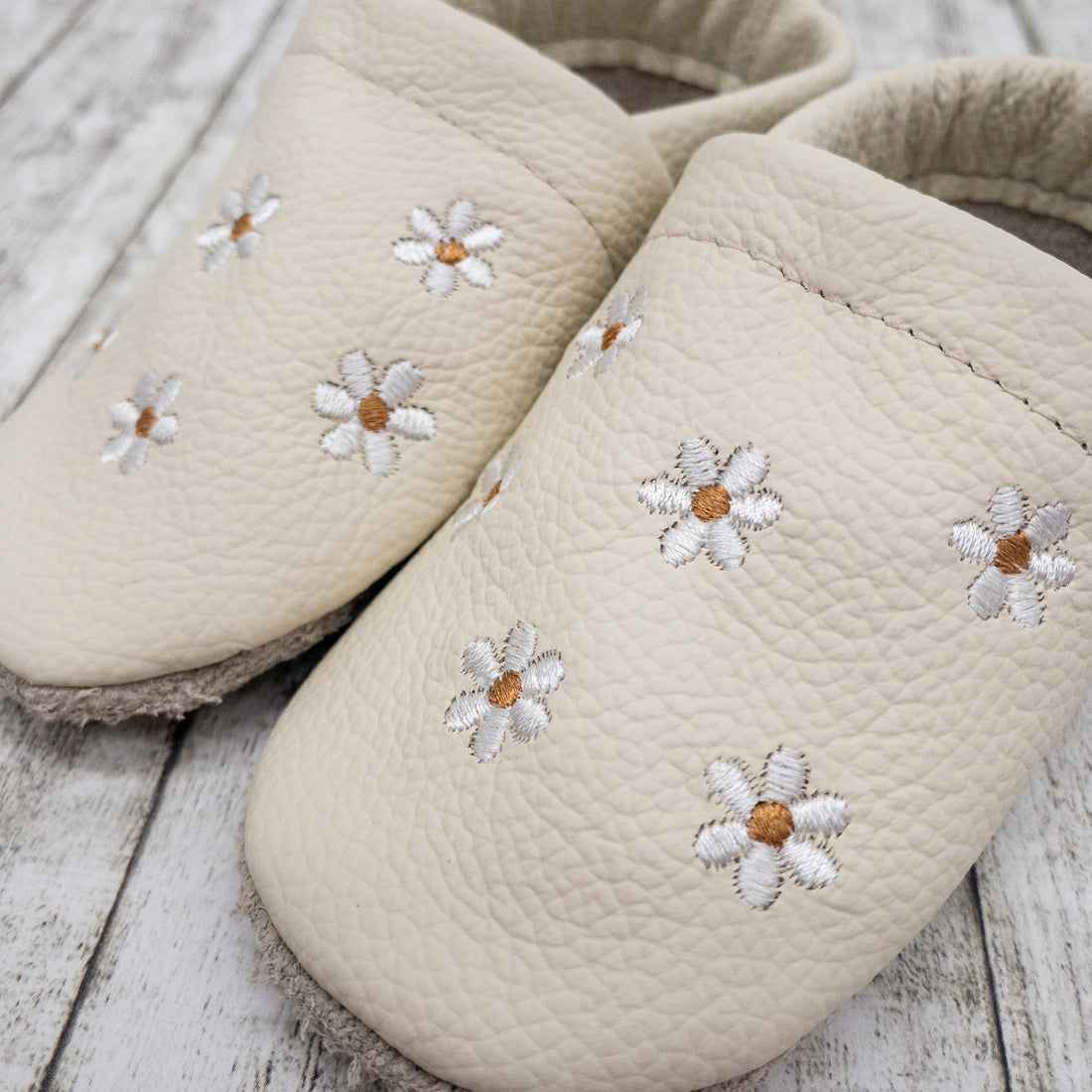 Krabbelschuhe in creme mit Blumen und Namen bestickt aus Echtleder