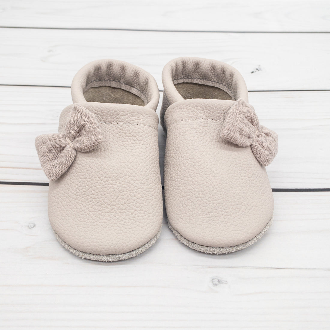 Krabbelschuhe in hellgrau mit kleinen Schleifen aus Musselin