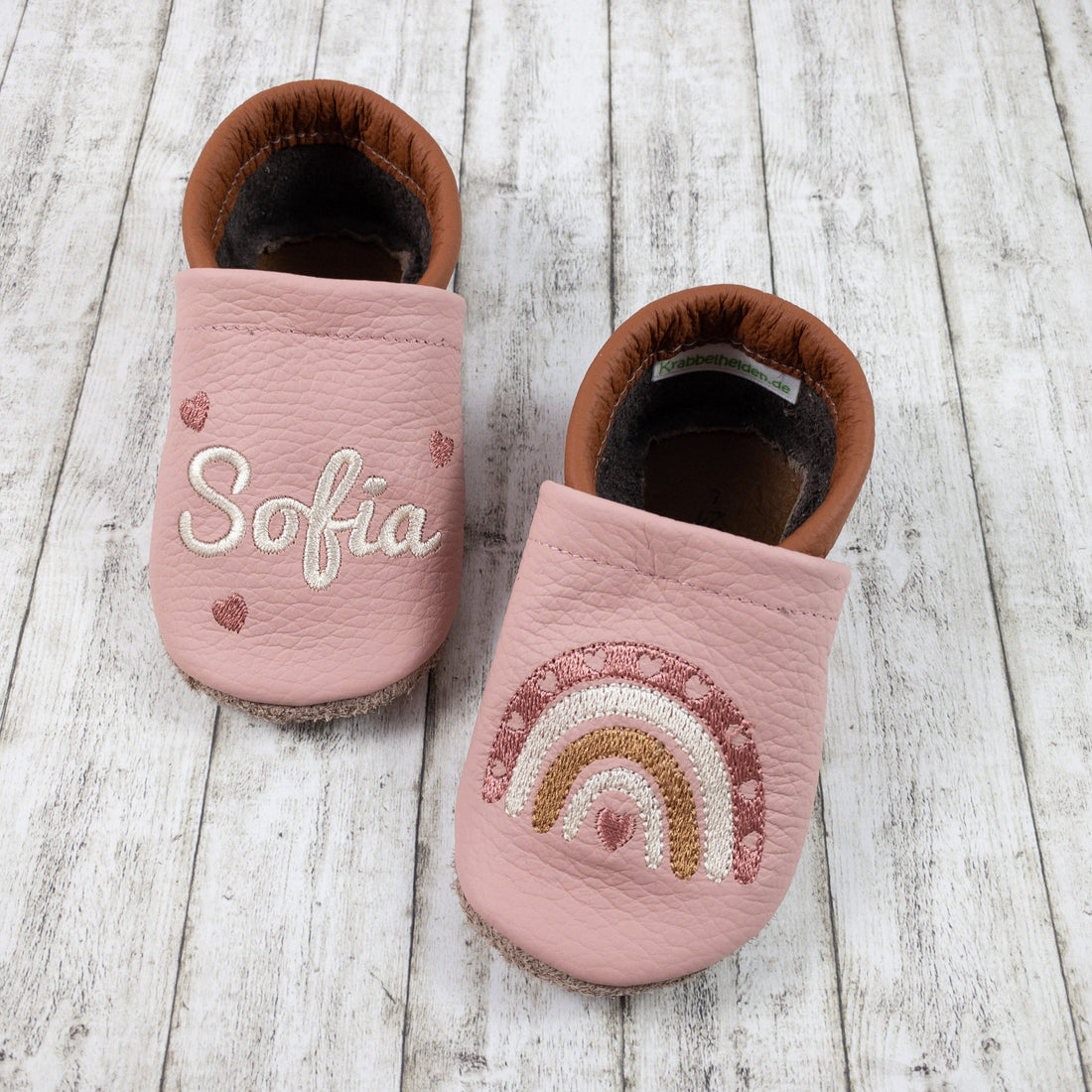 Krabbelschuhe mit Regenbogen und Herzen bestickt Echtleder