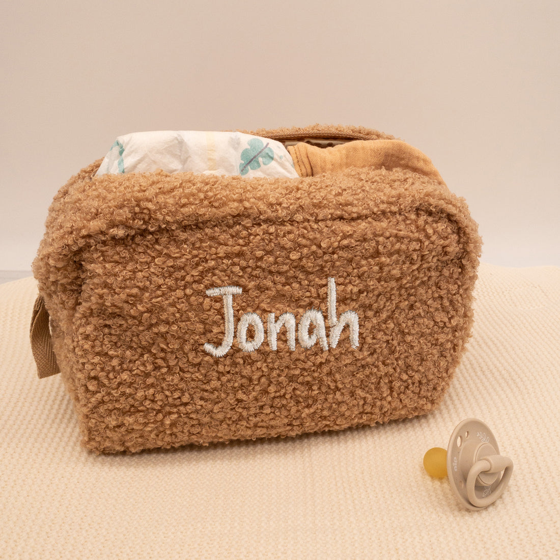 Tasche aus Bouclé in braun mit Personalisierung