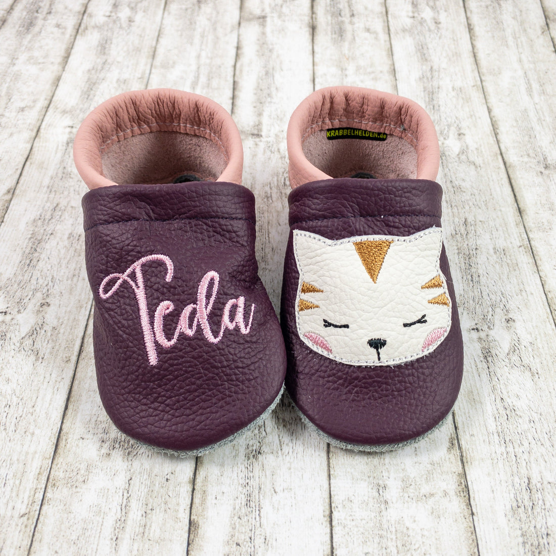 Krabbelschuhe in beere mit Katze und Personalisierung aus Echtleder