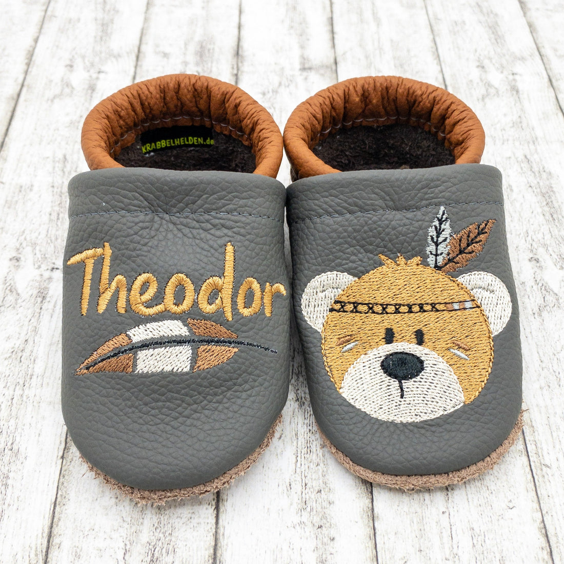 Krabbelschuhe von Krabbelhelden in mit Bär und Federschmuck und Name bestickt.