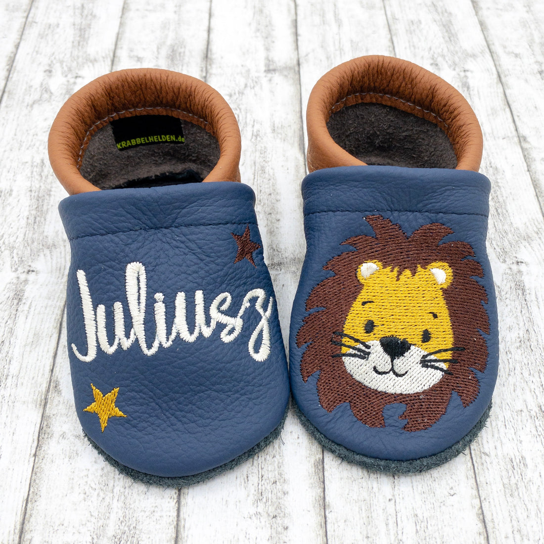 Krabbelschuhe mit Löwe und Name bestickt