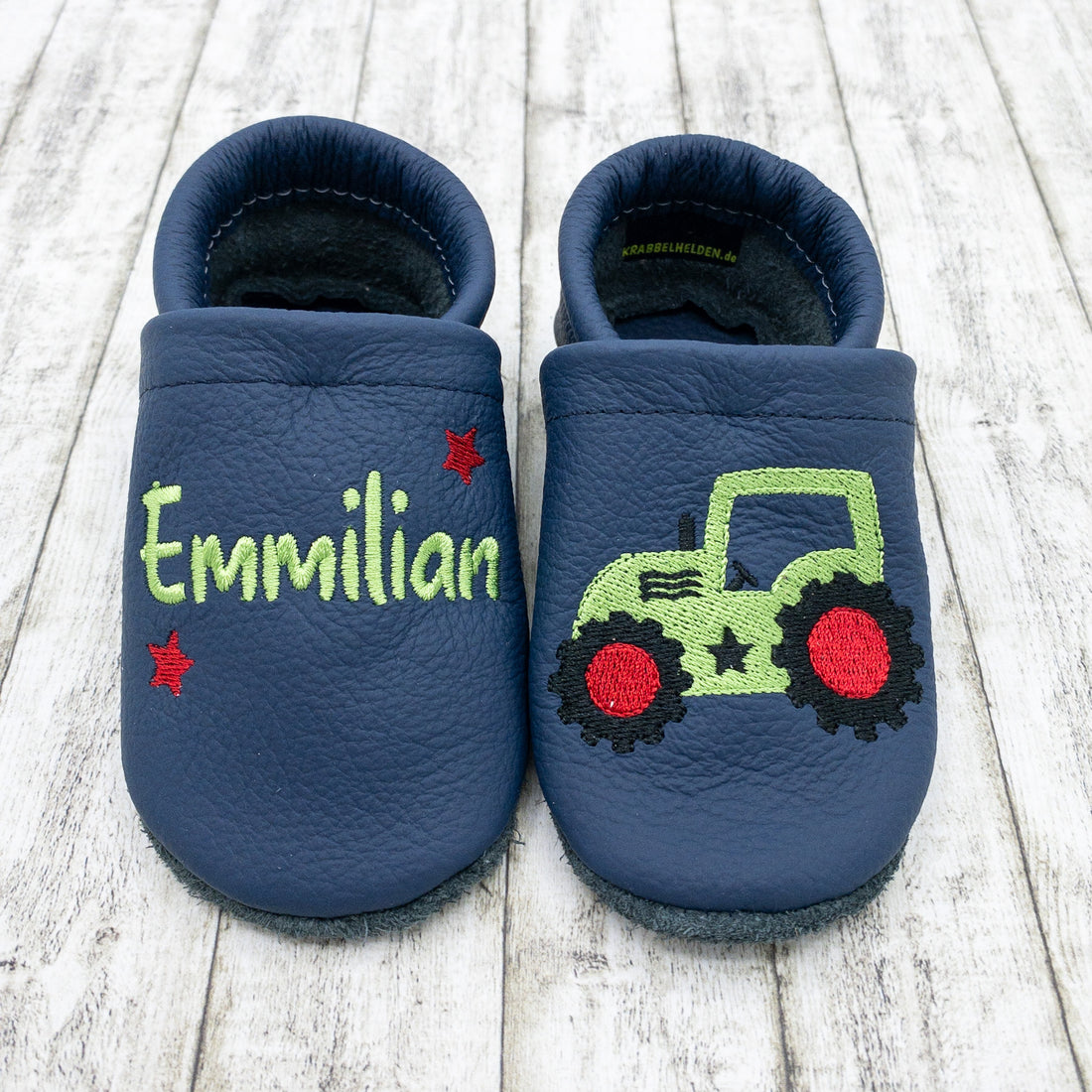Krabbelschuhe in dunkelblau mit Traktor und Name bestickt aus Echtleder