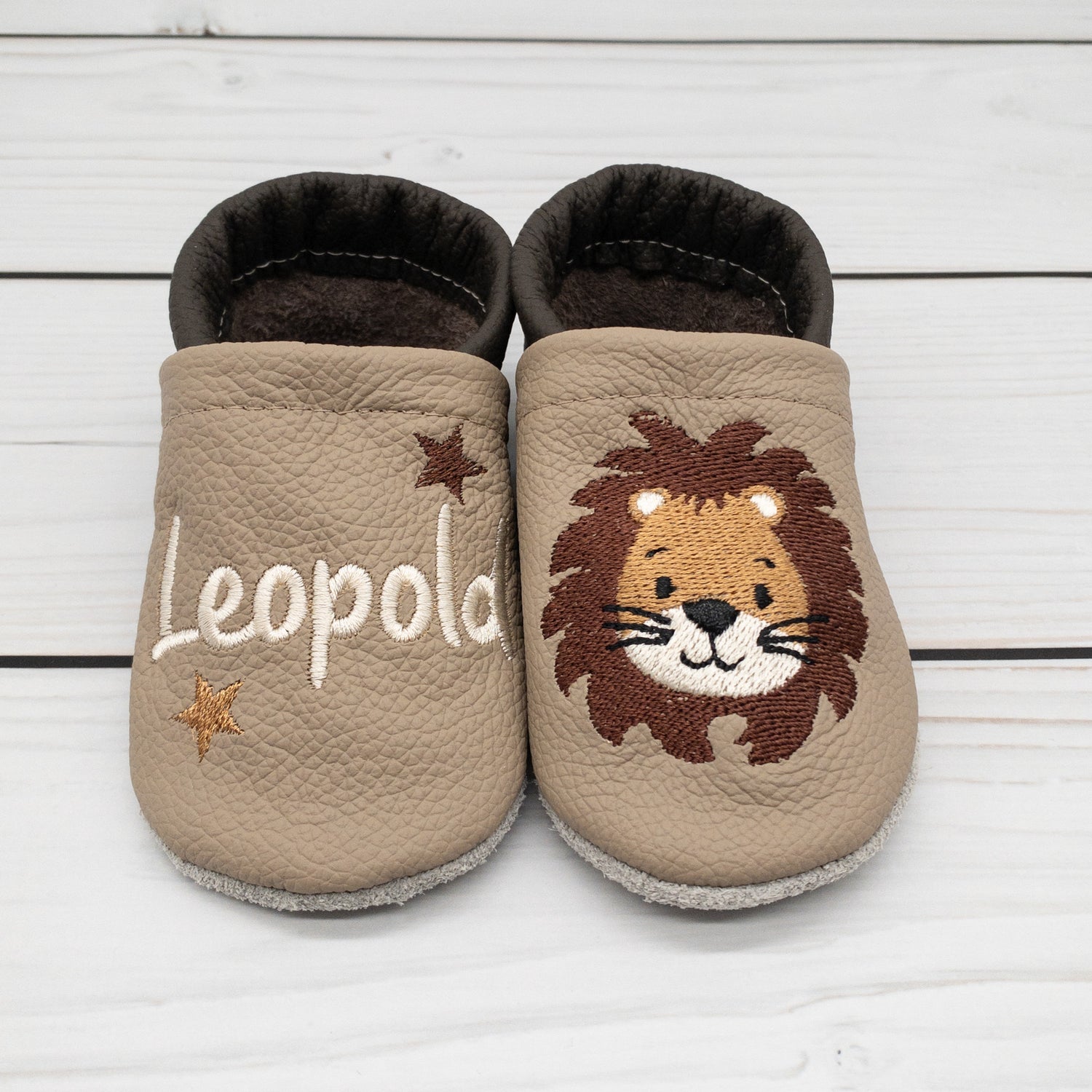 Krabbelschuhe in camel und dunkelbraun mit Löwe und Name bestickt