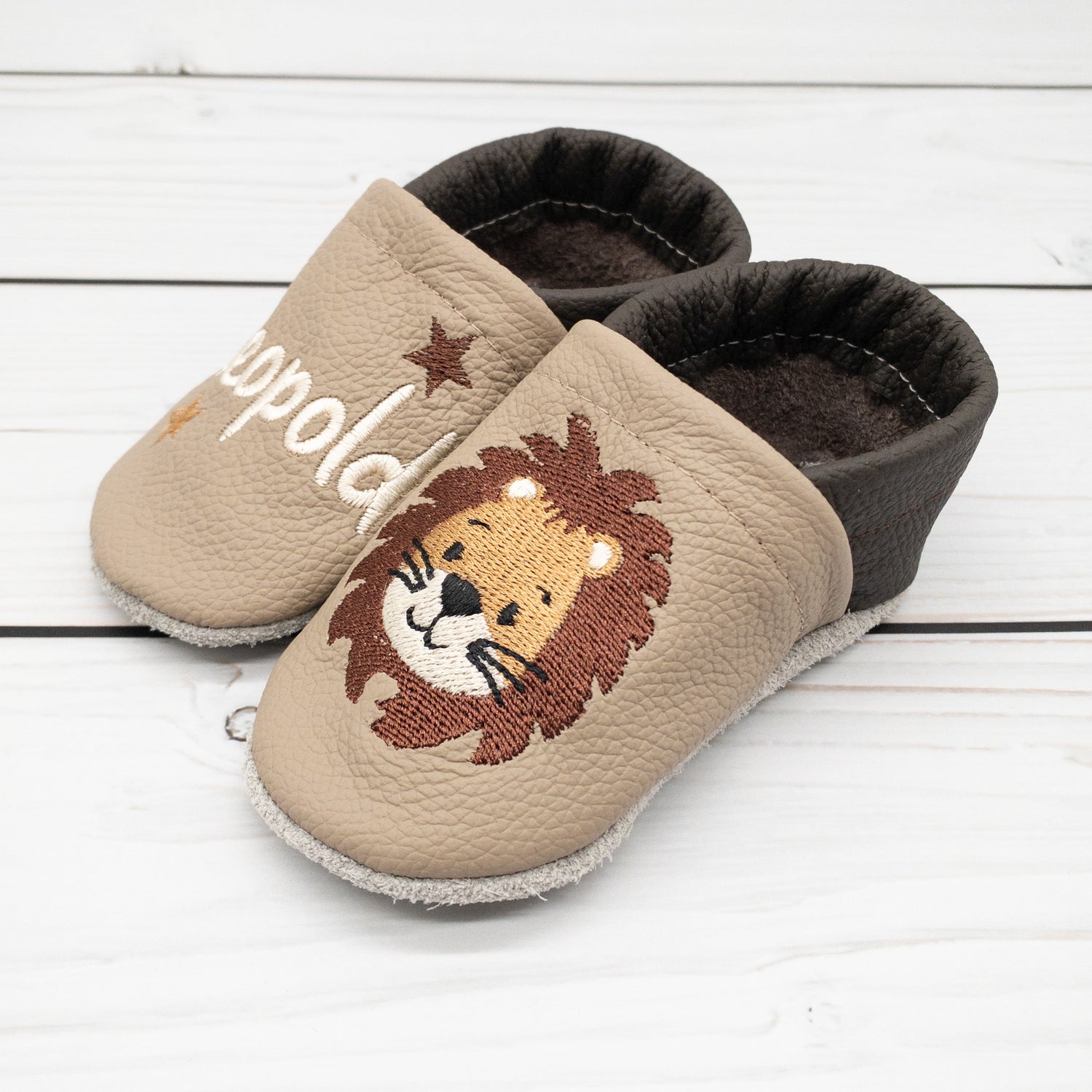 Krabbelschuhe in camel und dunkelbraun mit Löwe und Name bestickt