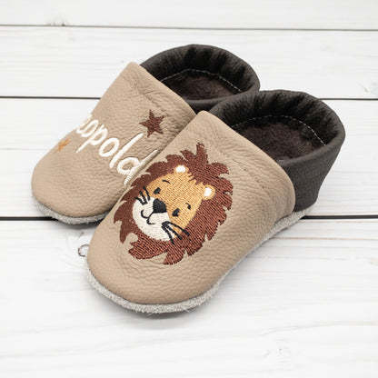 Krabbelschuhe in camel und dunkelbraun mit Löwe und Name bestickt
