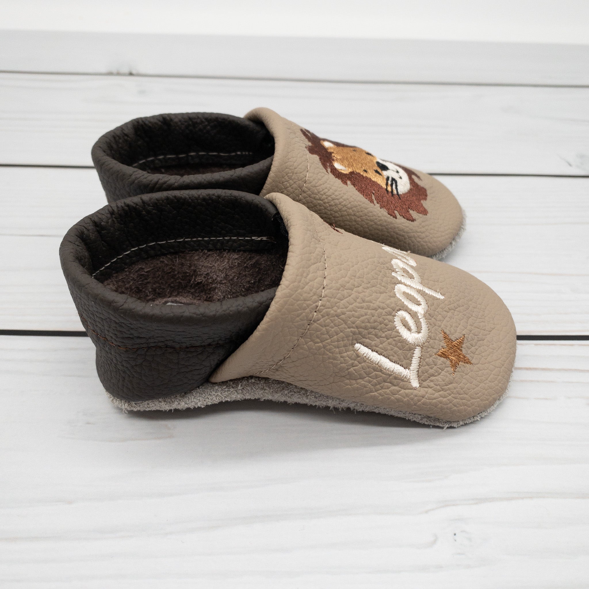 Krabbelschuhe in camel und dunkelbraun mit Löwe und Name bestickt