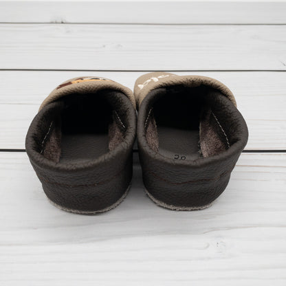 Krabbelschuhe in camel und dunkelbraun mit Löwe und Name bestickt