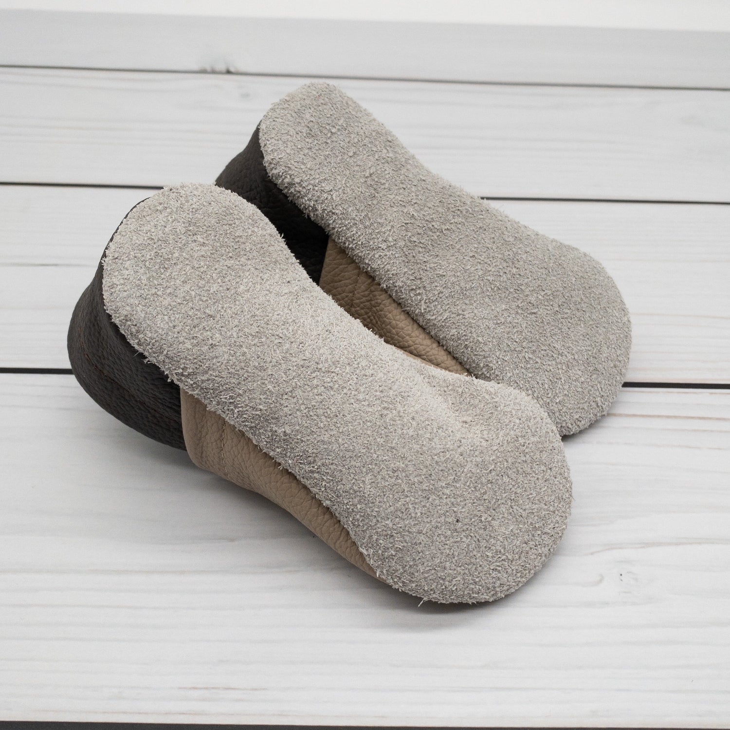 Krabbelschuhe in camel und dunkelbraun mit Löwe und Name bestickt