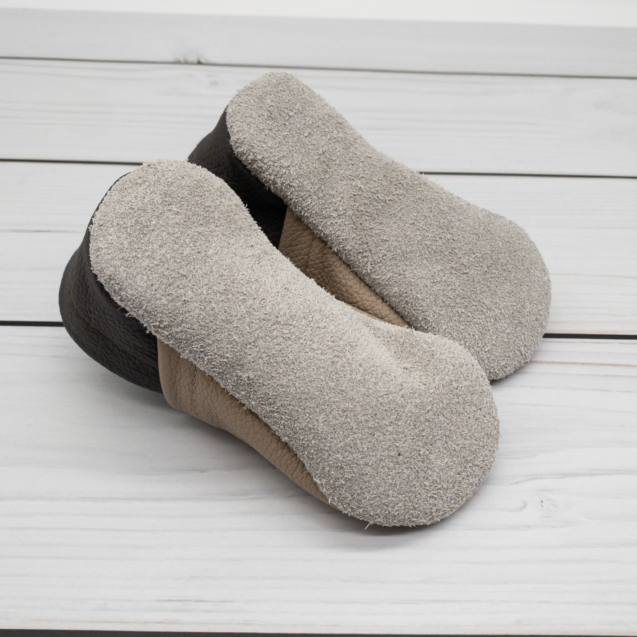 Krabbelschuhe in camel und dunkelbraun mit Löwe und Name bestickt