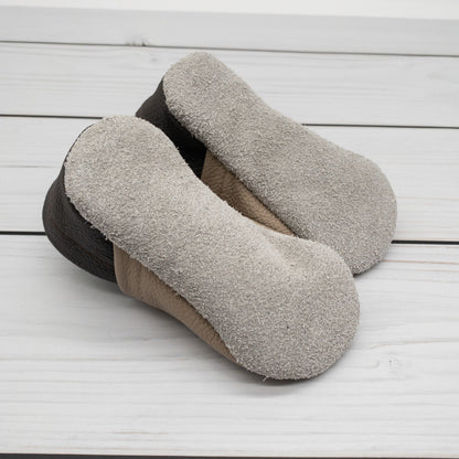 Krabbelschuhe in camel und dunkelbraun mit Löwe und Name bestickt