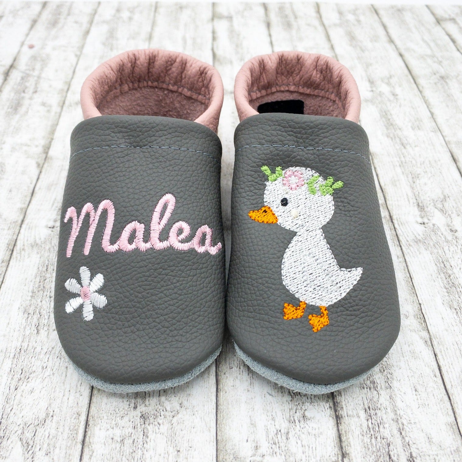 Krabbelschuhe mit Gans mit Blumenkranz und Personalisierung aus Echtleder