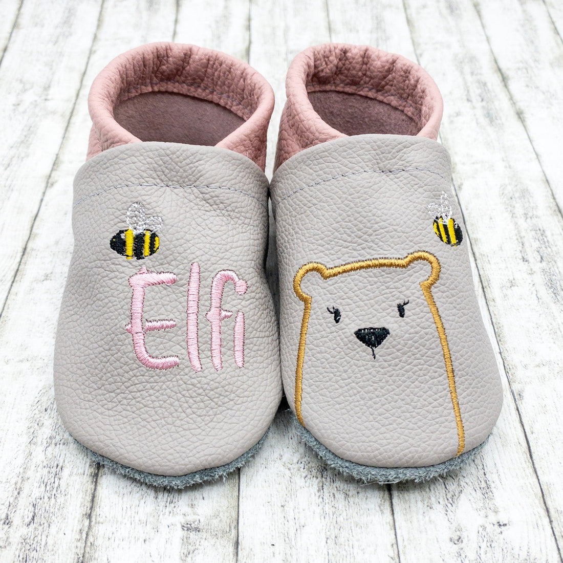 Krabbelschuhe in hellgrau und altrosa mit Bär und Biene personalisiert mit Name Lederpuschen aus Echtleder
