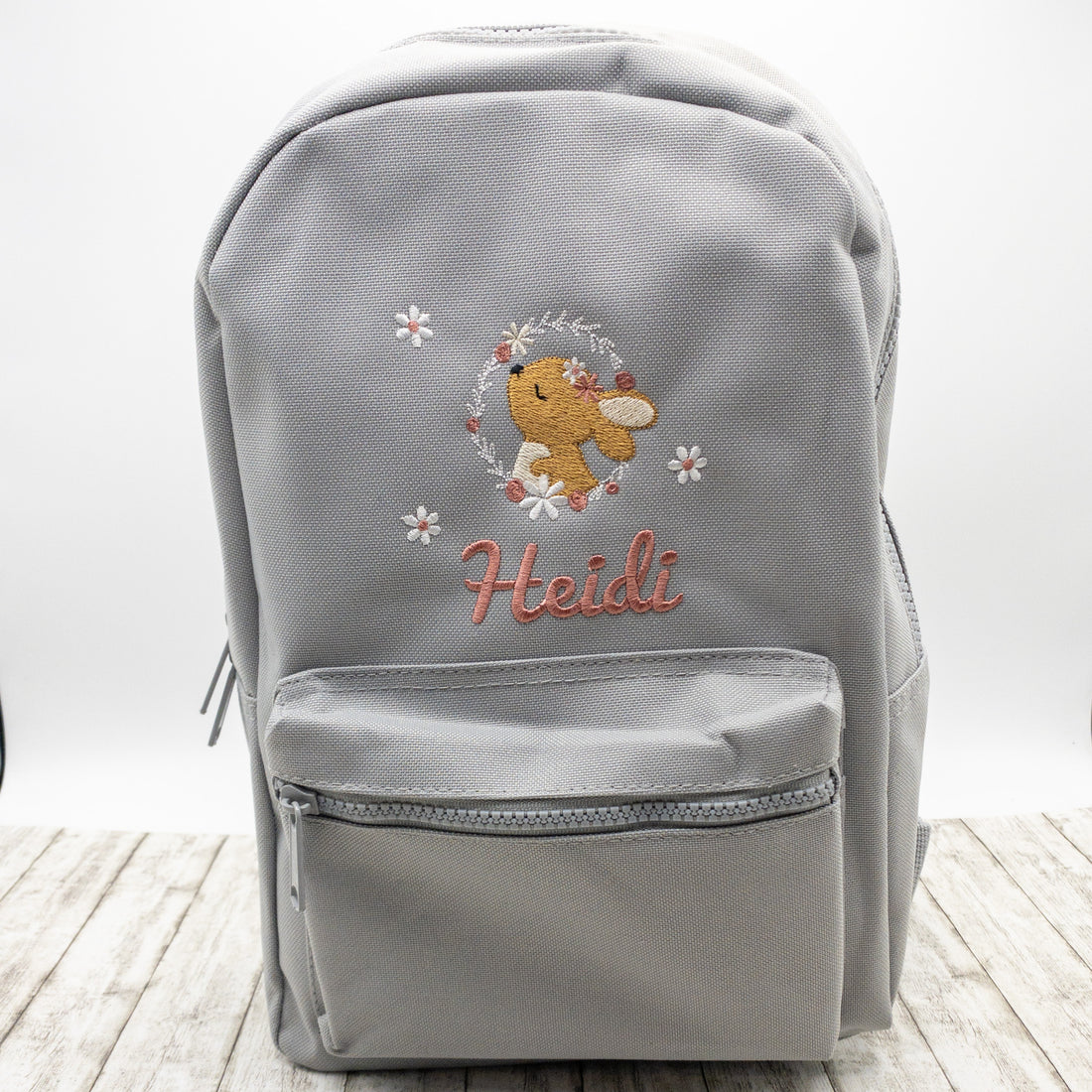 Kinderrucksack personalisiert mit Name und Hase im Blumenkranz bestickt